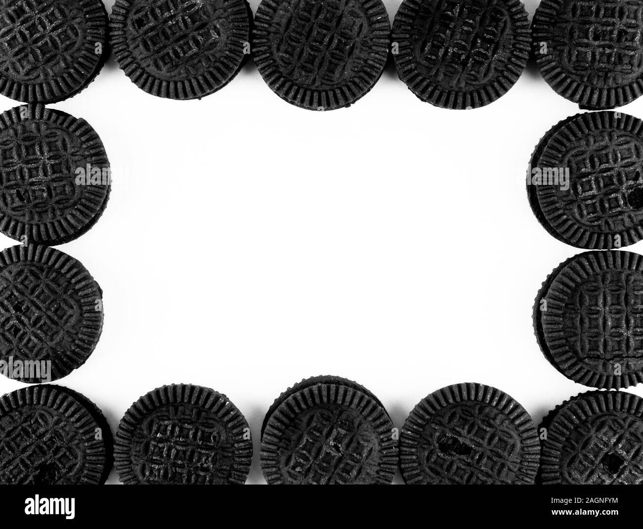 Ein Rahmen aus Sandwich Cookies auf weißem Hintergrund Stockfoto