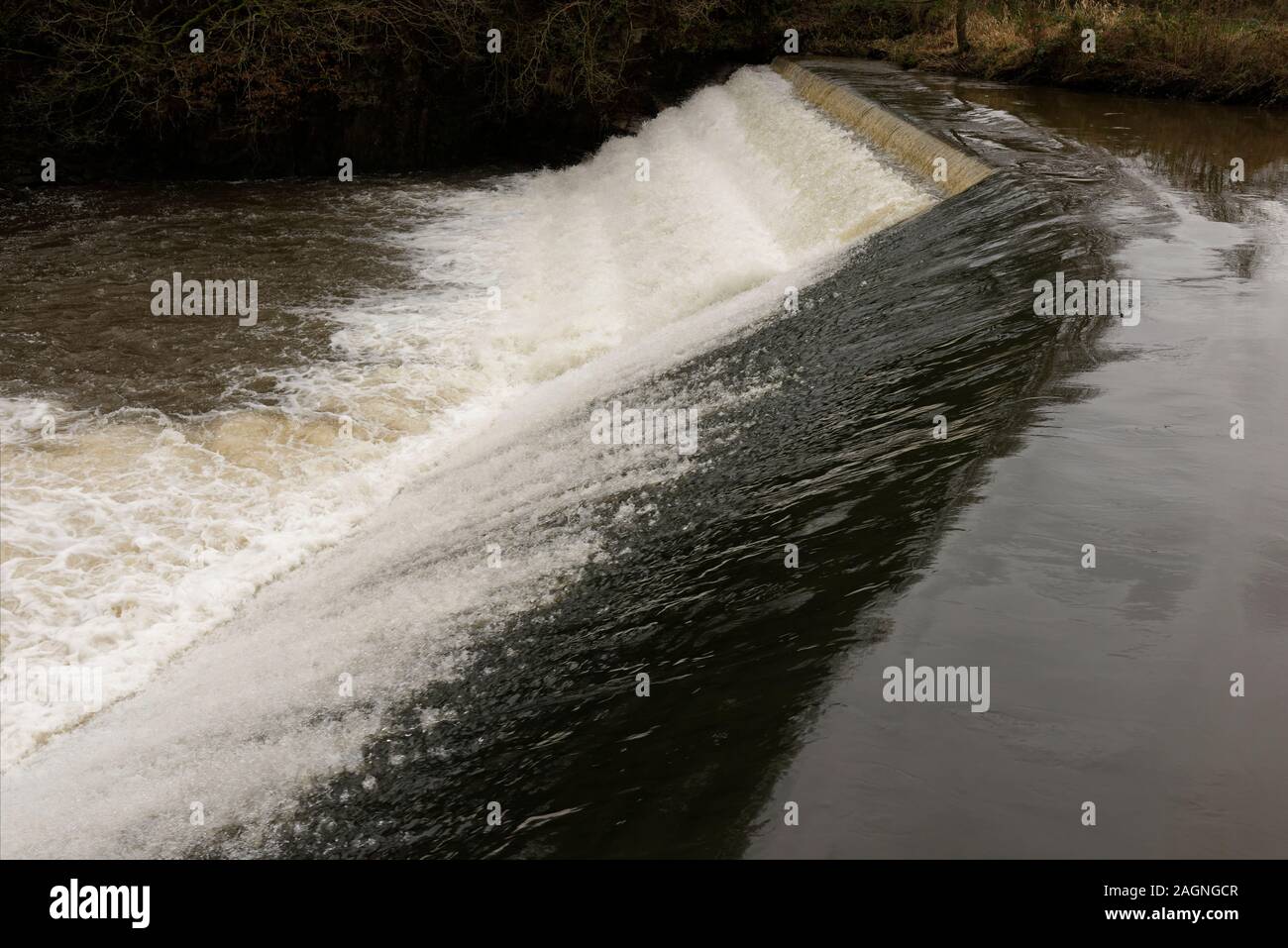 Schnell fließenden Fluss Irwell über Wehr in Grate Country Park stürzen Lancashire England bury Stockfoto