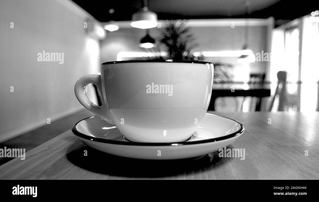 Große, weiße Tasse Kaffee oder Cappuccino trinken auf einen Tisch in einem Restaurant kreative Foto Stockfoto