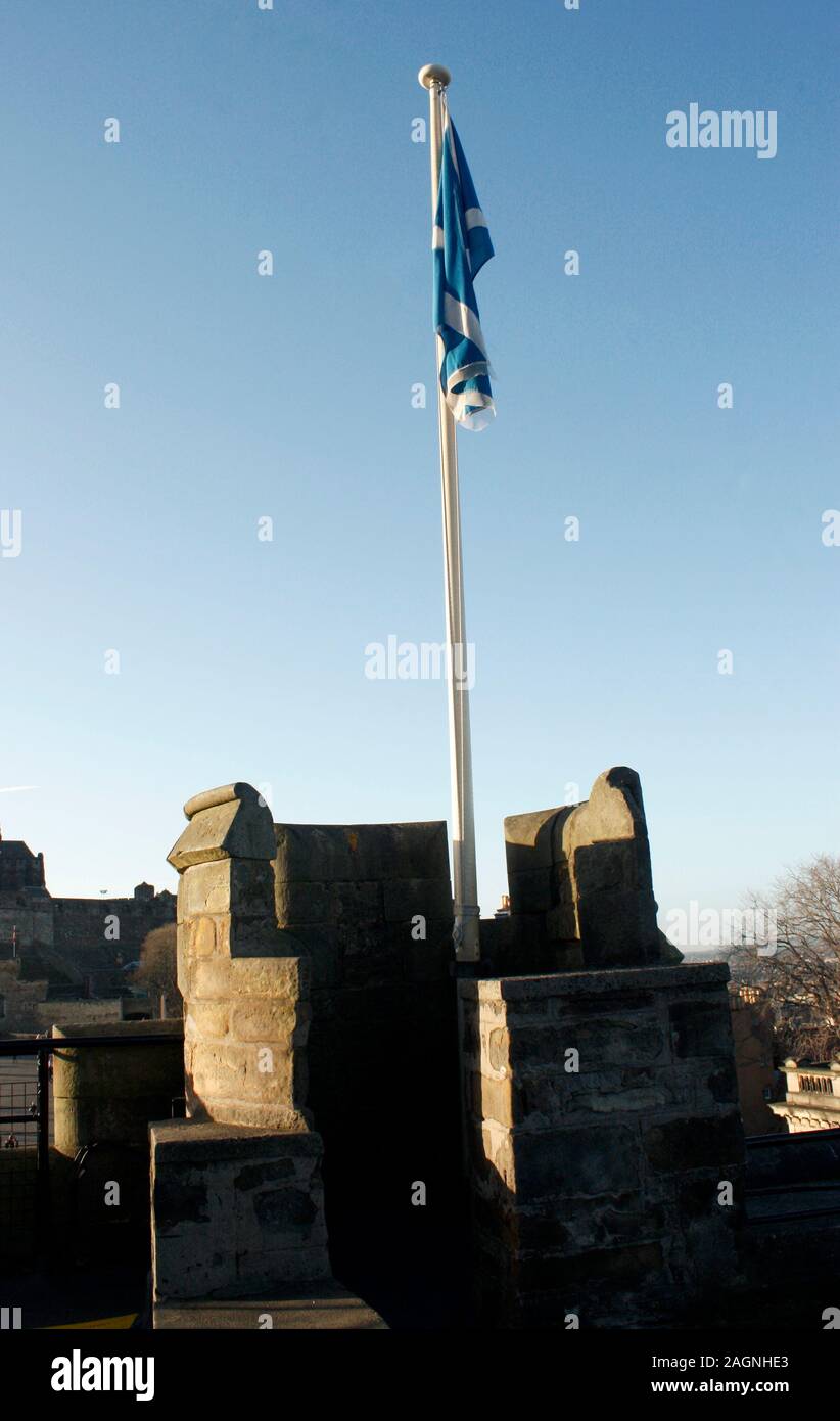 Nationalflagge von Schottland an der Edinburgh Castle Stockfoto