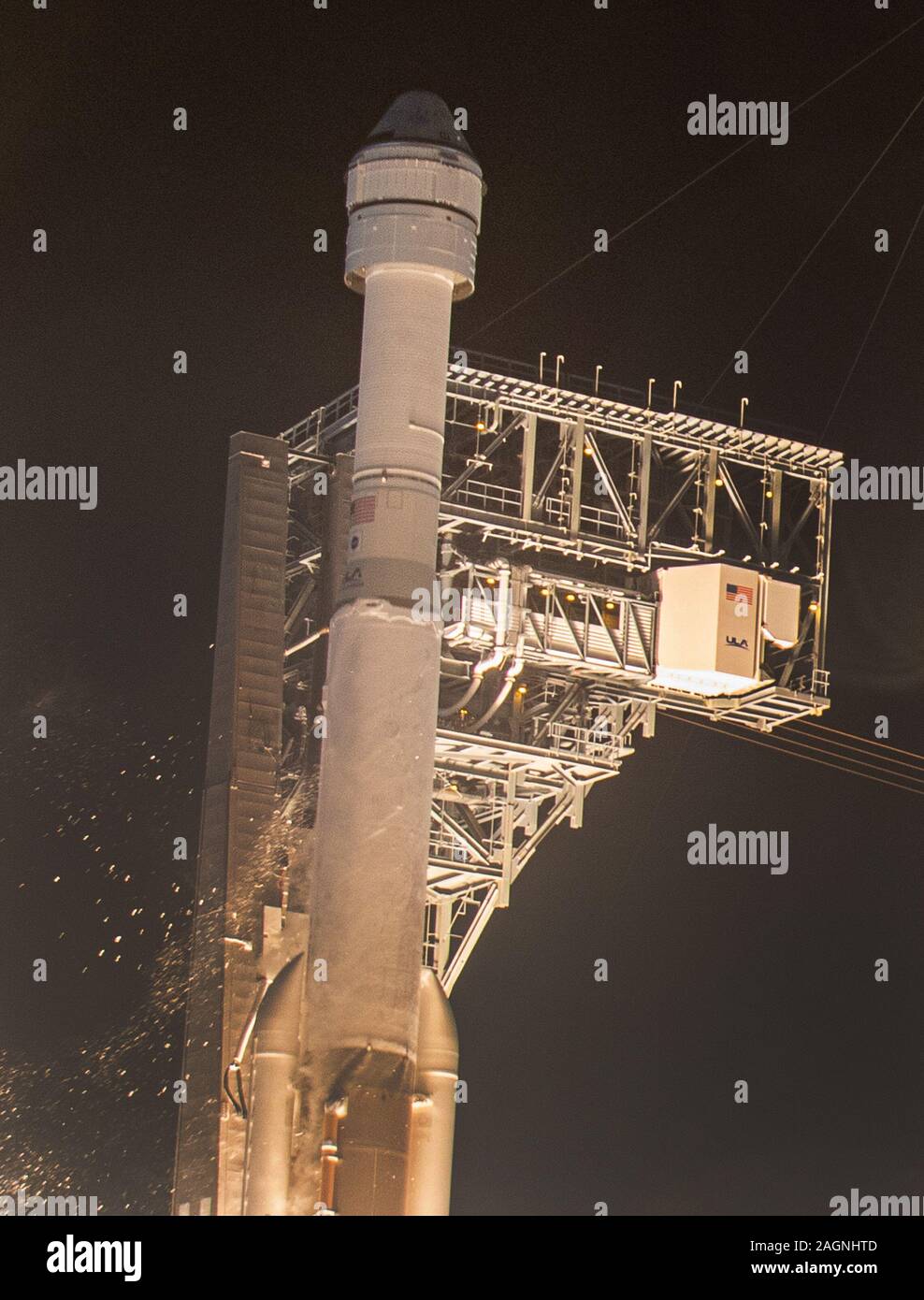 Boeing € ™ s Starliner crew Capsule aus Cape Canaveral hob am Freitag um 6:36 Uhr EST auf einem Atlas 5-Rakete Kennedy Space Center, Florida/USA, Nov. 20, 2019. Starliner fast rannte sofort in Schwierigkeiten, wenn er nicht in der Lage war seine Umlaufbahn einstecken zu brennen wie geplant durchführen. NASA-Administrator sagt, das Problem wird die Kapsel aus rendezvousing mit der Internationalen Raumstation als Kapsel zu viel Kraftstoff während der Anomalie verbrannt entgegen. (Bild: © Gen Blevins/ZUMA Draht) Stockfoto