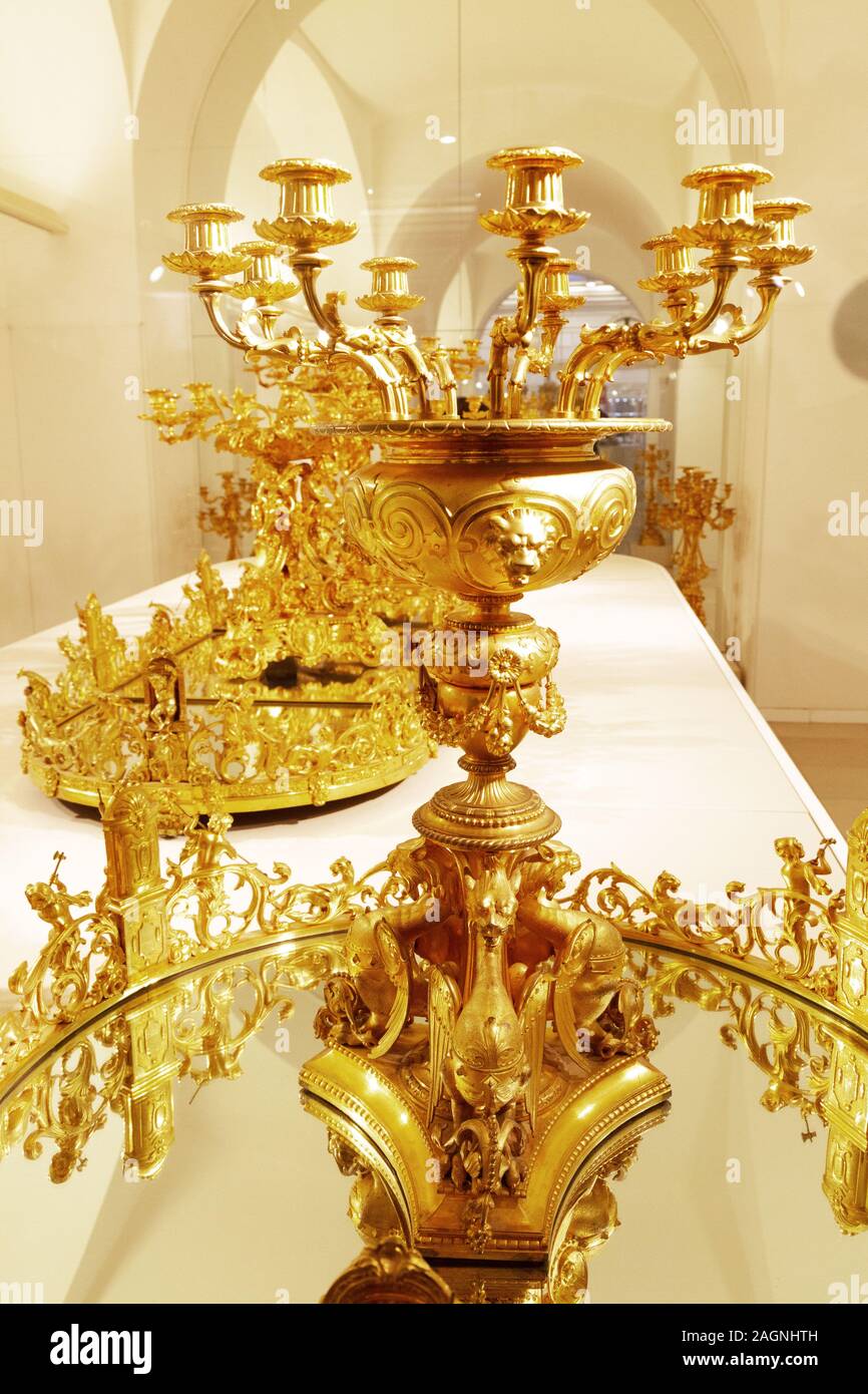 19. Jahrhundert Bronze vergoldet Geschirr; Sisi Museum Wien, Innenraum; Hofburg, Wien Österreich Europa Stockfoto