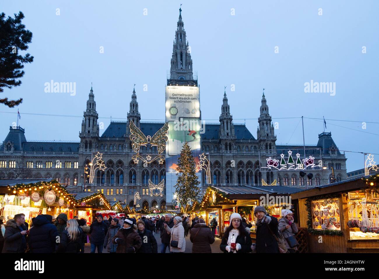 Wiener Weihnachtsmärkte - Menschen einkaufen in der Dämmerung, das Rathaus Weihnachtsmarkt, Rathausplatz, Wien Österreich Europa Stockfoto