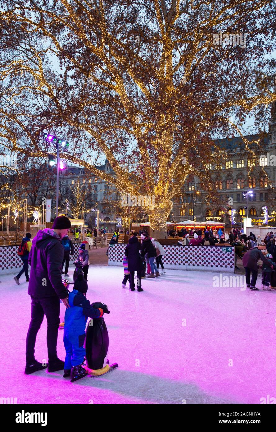 Wien Eislaufen - Menschen Eislaufen auf einer Freilufteisbahn, Rathaus Weihnachtsmarkt, Rathausplatz, Wien Österreich Europa Stockfoto