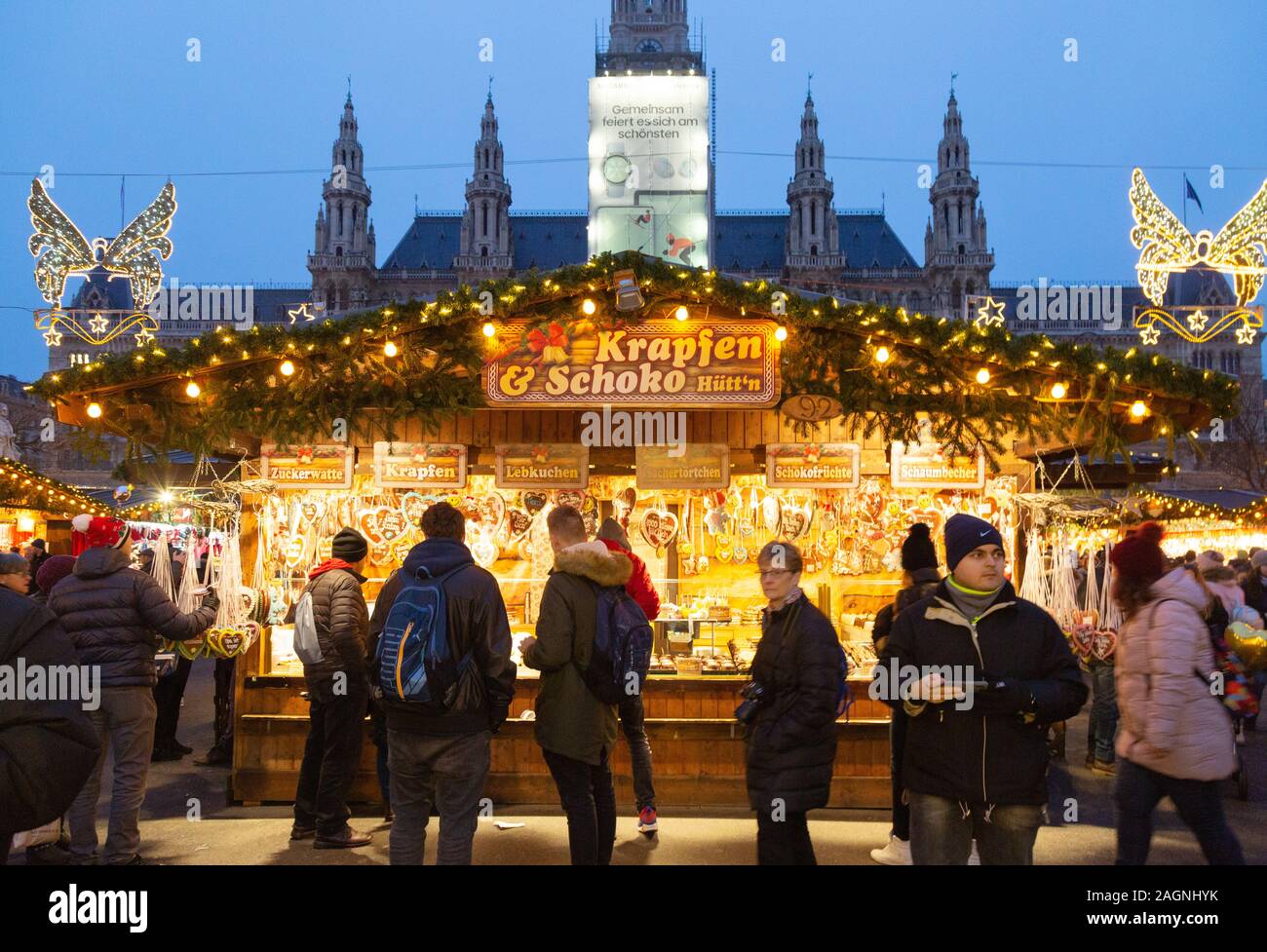 Wiener Weihnachtsmärkte - Menschen einkaufen am Abend, das Rathaus Weihnachtsmarkt, Wien Österreich Europa Stockfoto