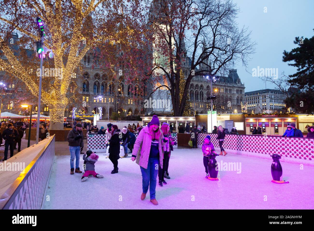 Wien Eislaufen - Menschen Eislaufen auf einer Freilufteisbahn, Rathaus  Weihnachtsmarkt, Rathausplatz, Wien Österreich Europa Stockfotografie -  Alamy