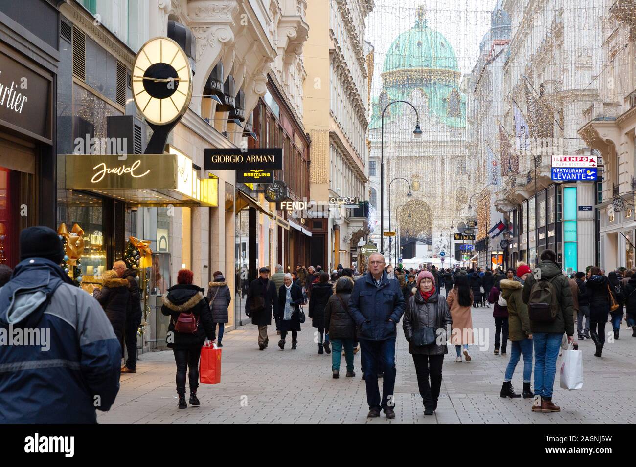 Wiener Lifestyle; der Kohlmarkt, eine bekannte Einkaufsstraße in der Wiener Innenstadt, Wien, Österreich Europa Stockfoto