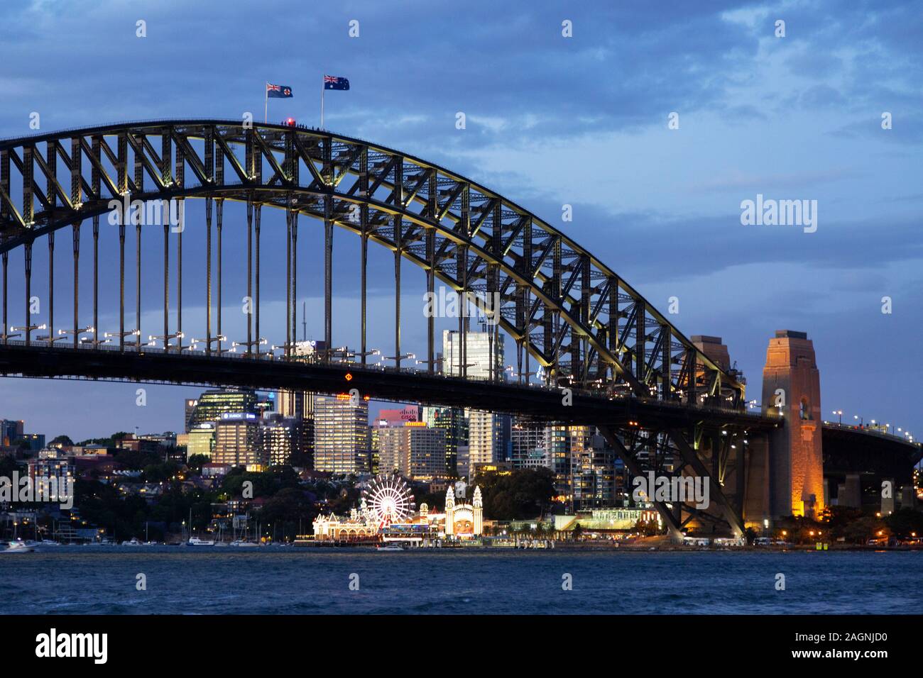 Sydney Travel; Sydney Harbour Bridge bei Nacht und Lunar Park bei Sonnenuntergang, Sydney Harbour, Sydney Australia Stockfoto