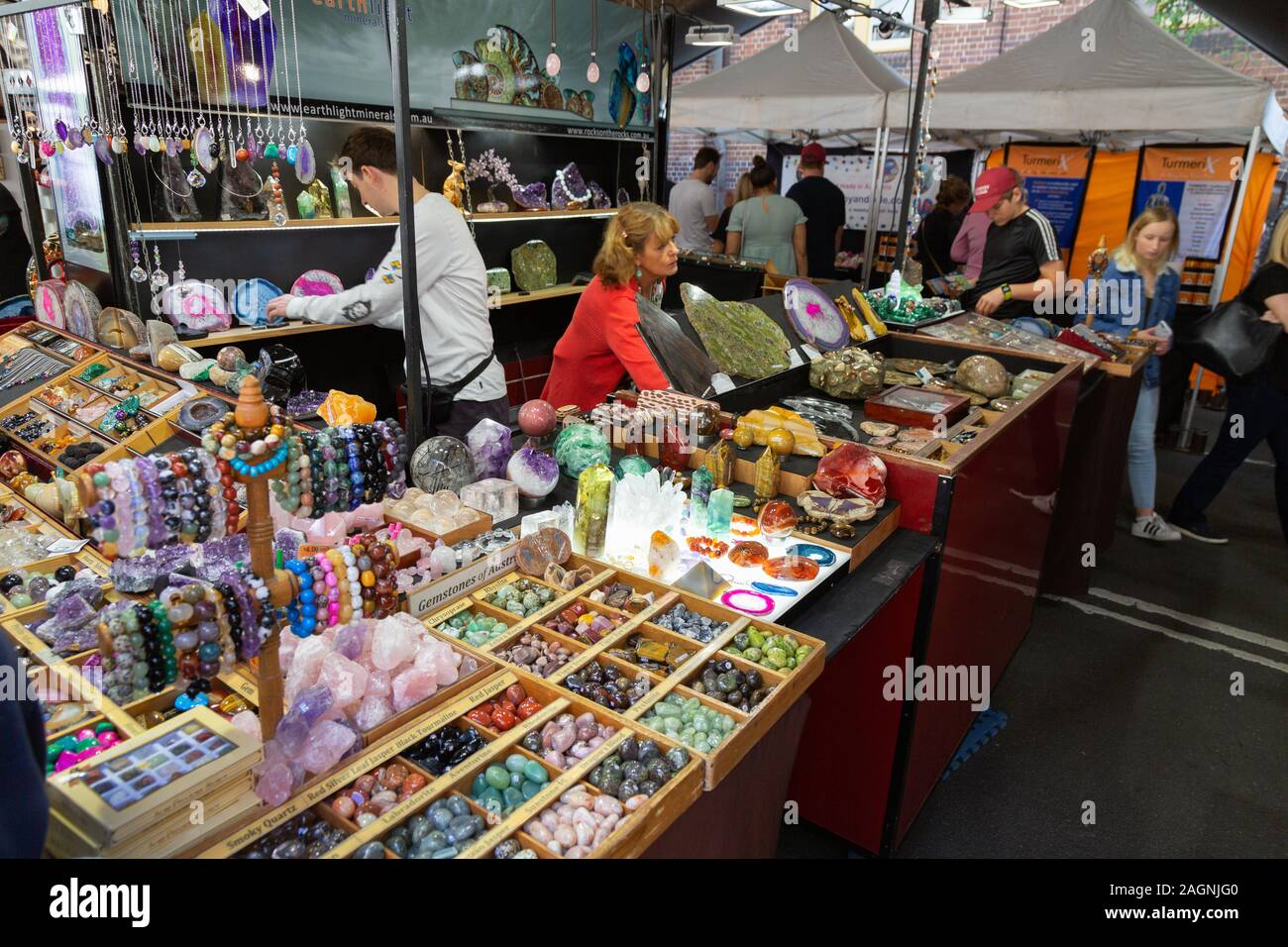 The Rocks Market, Sydney Australien - Händler, die bunte Mineralien an einem Handwerksstand verkaufen, Sydney, New South Wales, Australien Stockfoto