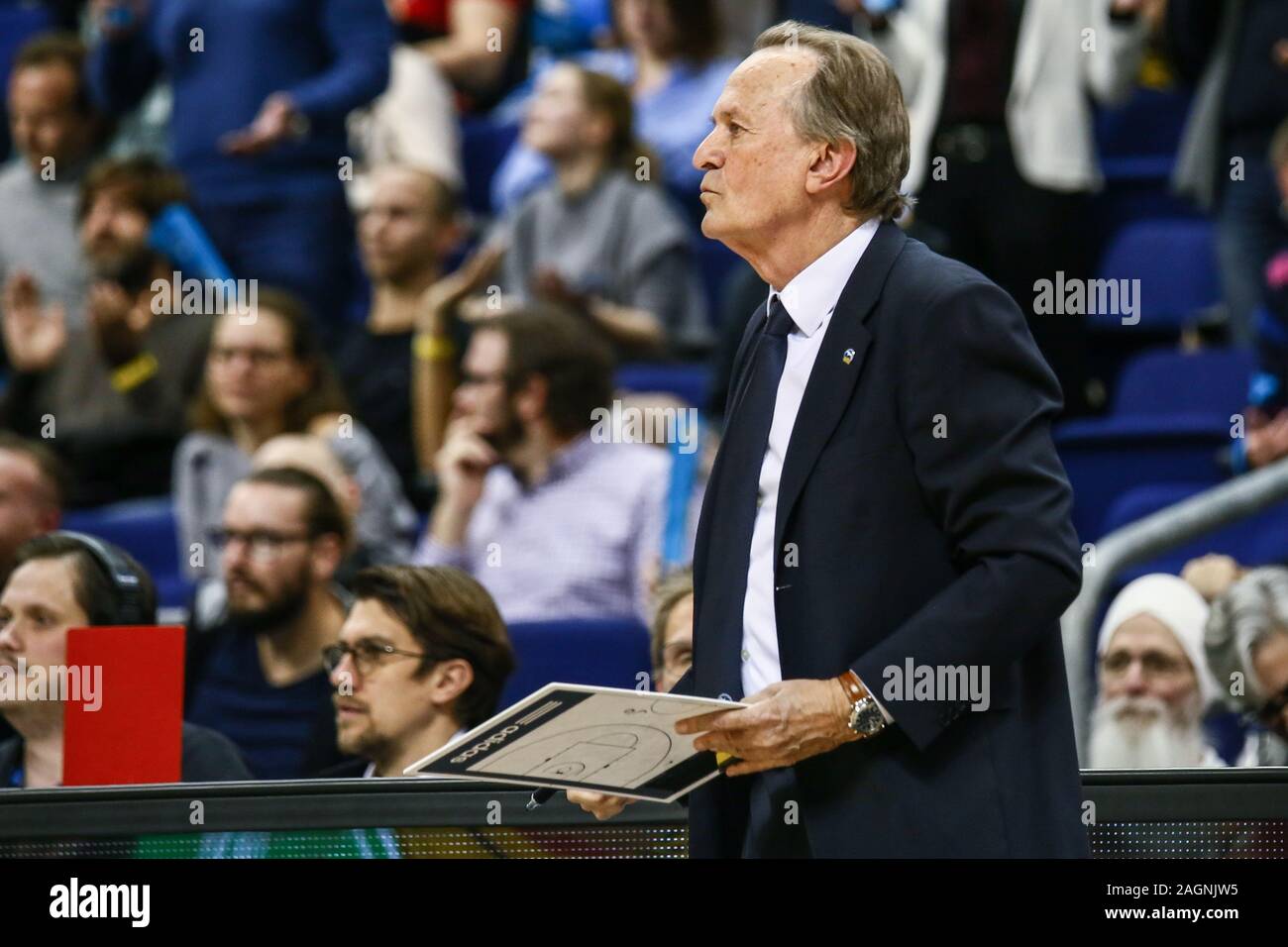 Berlin, Deutschland, 18. Dezember 2019: Garcia Reneses Trainer von Alba Berlin basketball Match zwischen Alba Berlin und FC Bayern München Stockfoto