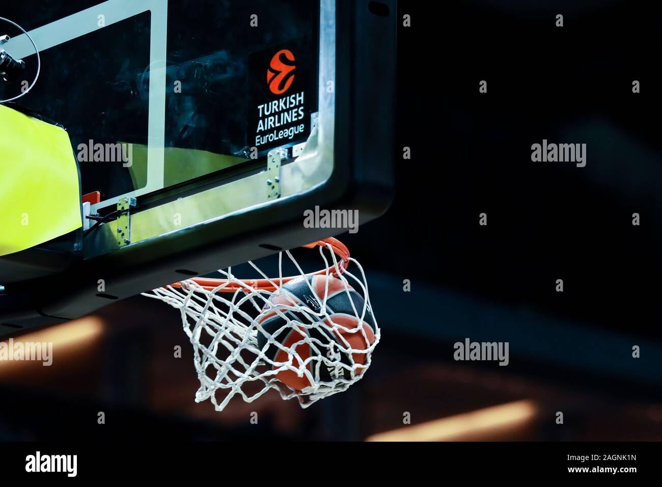 Berlin, Deutschland, 18. Dezember 2019: Offizielle Spiel Ball im Korb während der Euroleague basketball Match zwischen Berlin und Bayern Stockfoto