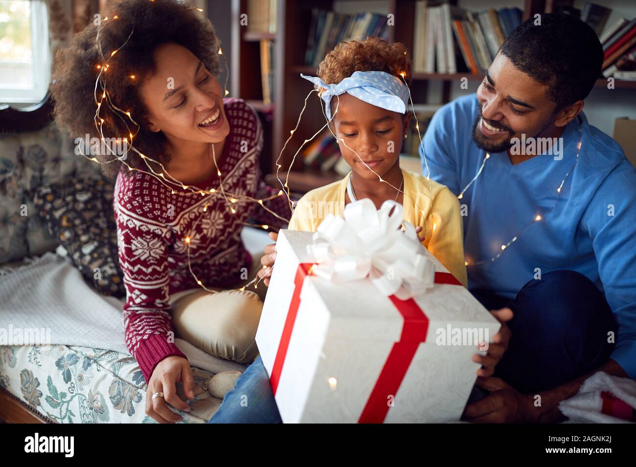 Happy African American Girl Weihnachten mit ihrem Lächeln Familie feiern Stockfoto