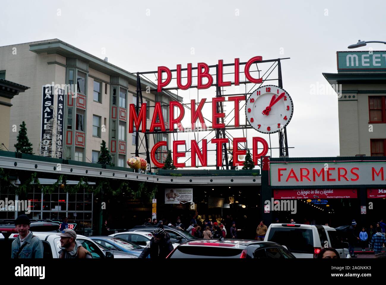 Seattle, WA/USA - ca. November 2019: Masse der Leute ihre Weise um den Pike Place Market downtown, Shopping für Meeresfrüchte, Blumen, etc. Stockfoto