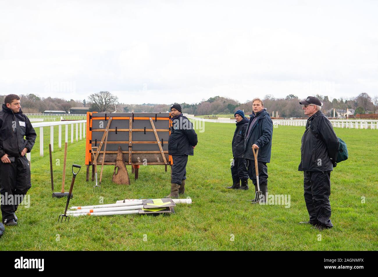 Ascot Weihnachten Familie Racing Wochenende, Ascot, Berkshire, Großbritannien. Dezember, 2019 20. Arbeitnehmer bei der Pferderennbahn Ascot auf Standby an der Hürden. Credit: Alamy/Maureen McLean Stockfoto