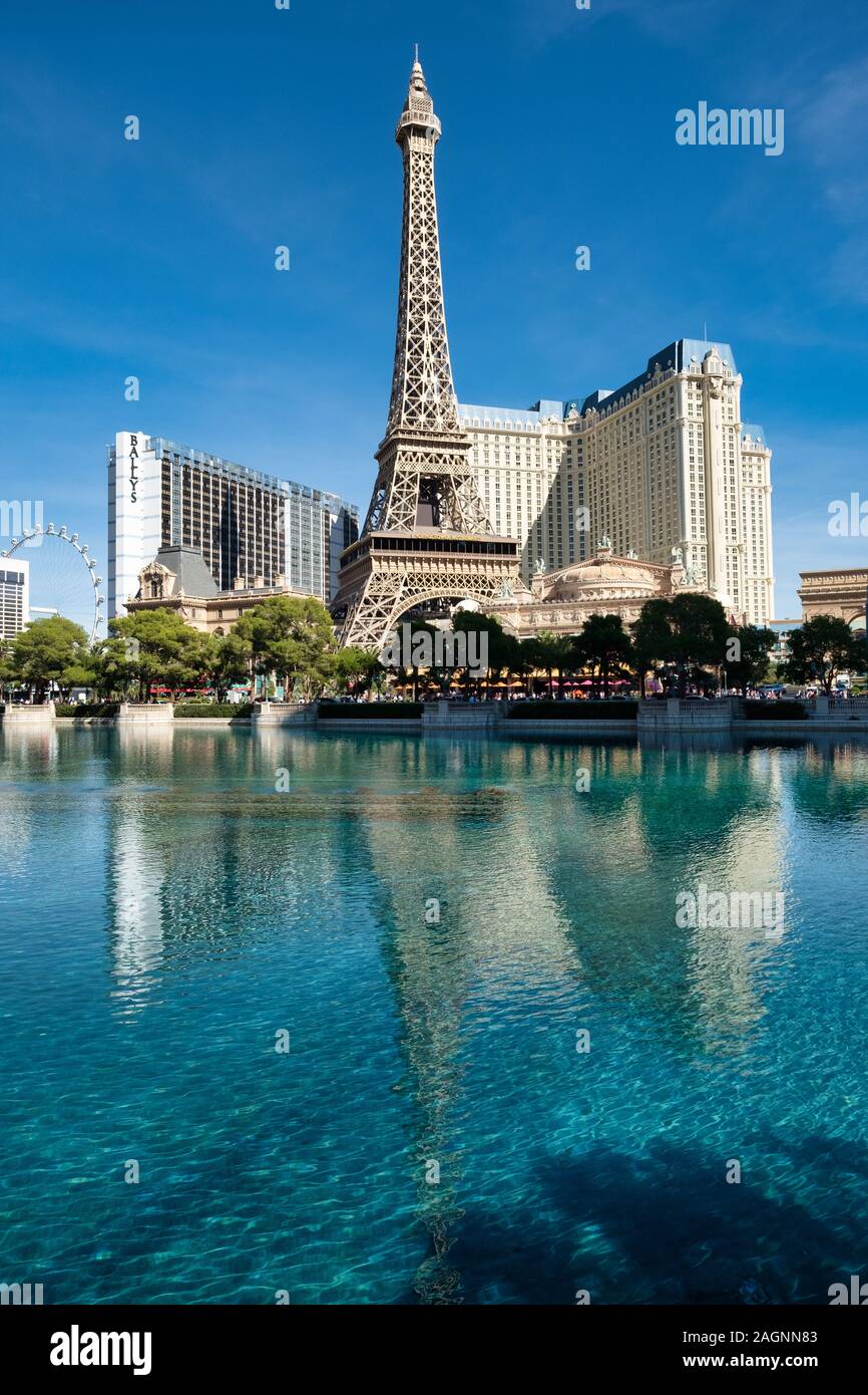 Außenansicht des Replikatturms Eiffel Tower vor dem Hotel & Casino in Paris Las Vegas, Las Vegas, Nevada, USA. Stockfoto