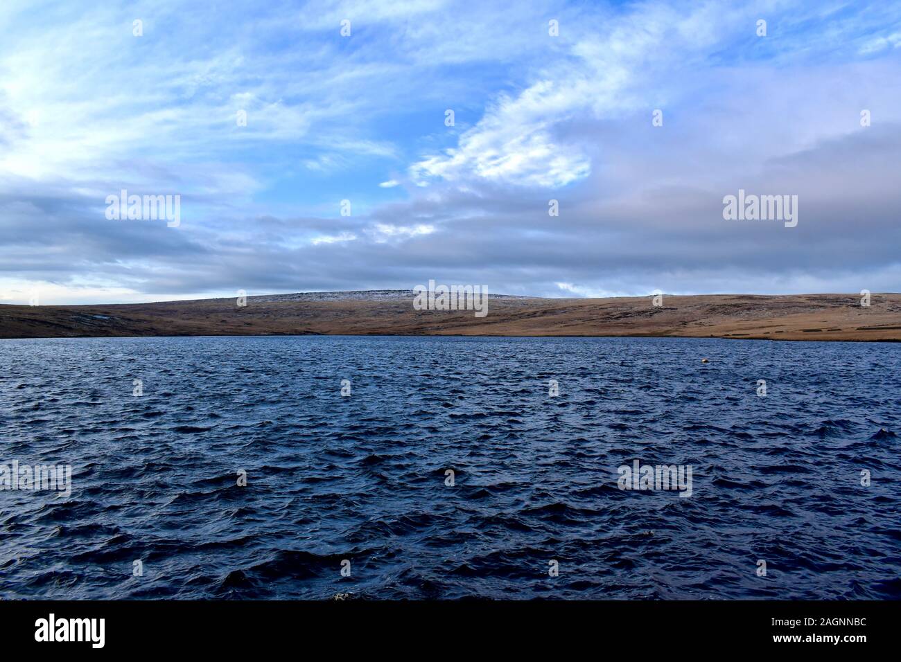 Grüne Withens Reservoir an einem Wintertag. Stockfoto
