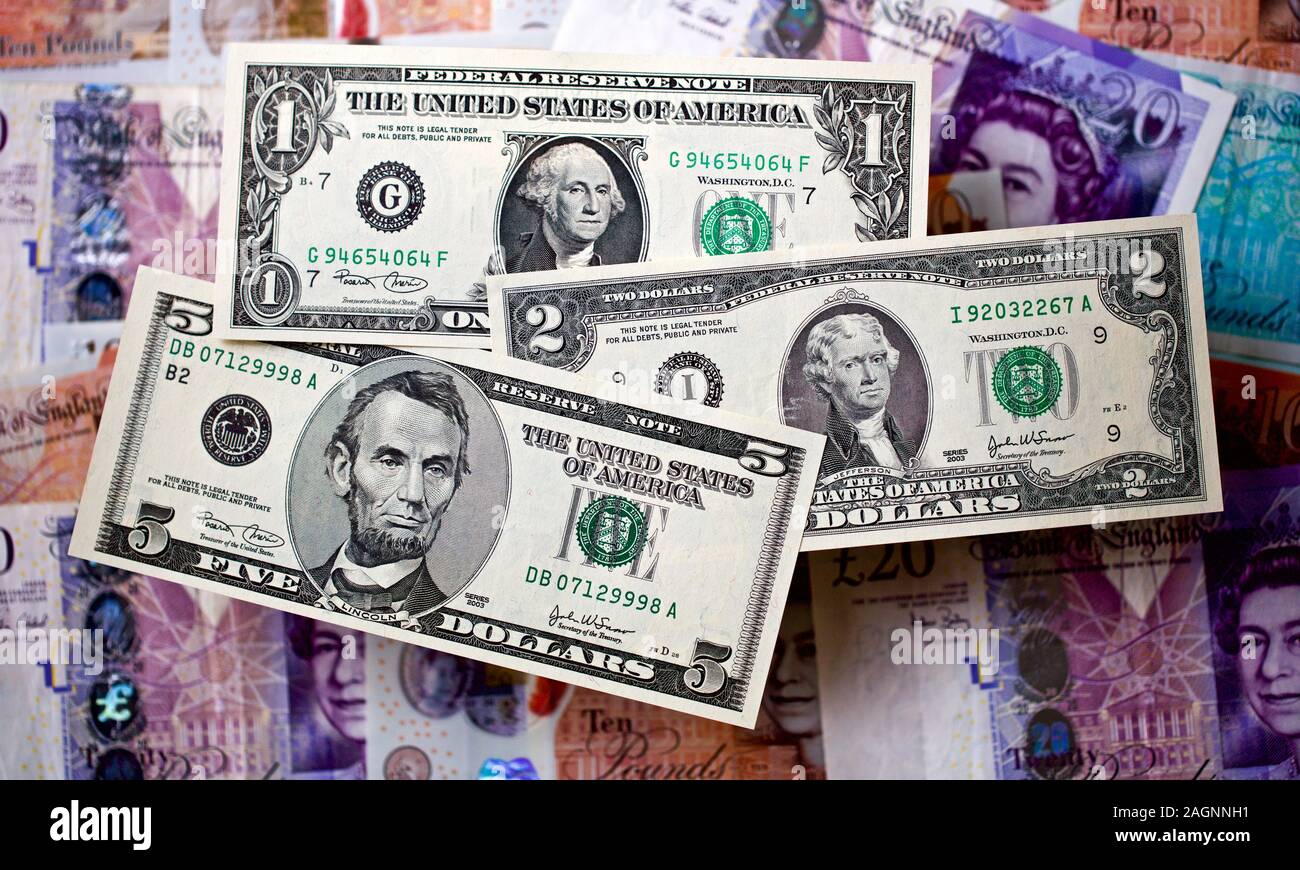 United States one-Dollar, 2-Dollar und 5-Dollarscheine mit englischen Banknoten im Hintergrund Stockfoto