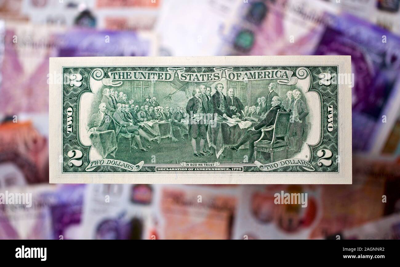 United States one-dollar, zwei Millionen US-Dollar mit englischen Banknoten im Hintergrund Stockfoto