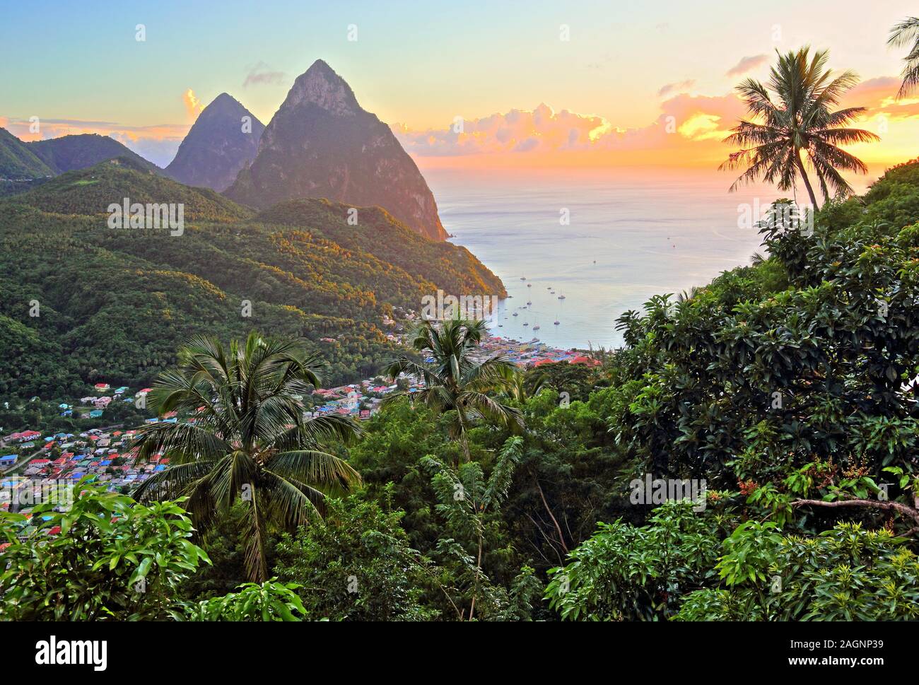 Tropische Landschaft mit Blick auf das Dorf und die beiden Pitons, Gros Piton und Petit Piton 770 m 743 m, Abendsonne, Soufriere, St. Lucia, weniger Stockfoto