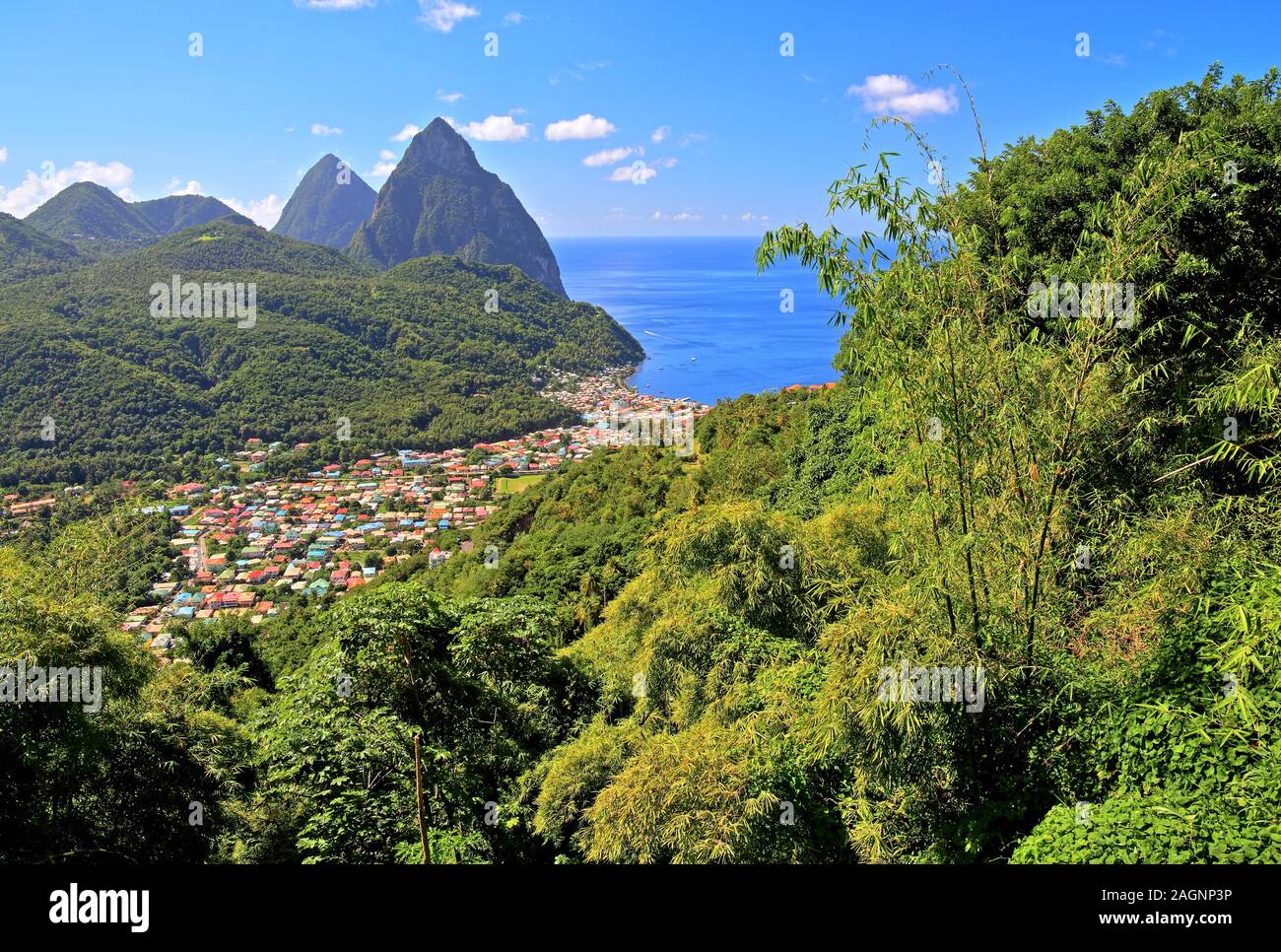 Tropische Landschaft mit Blick auf das Dorf und die beiden Pitons, Gros Piton und Petit Piton 770 m 743 m, Soufriere, St. Lucia, Kleine Antillen, West Stockfoto