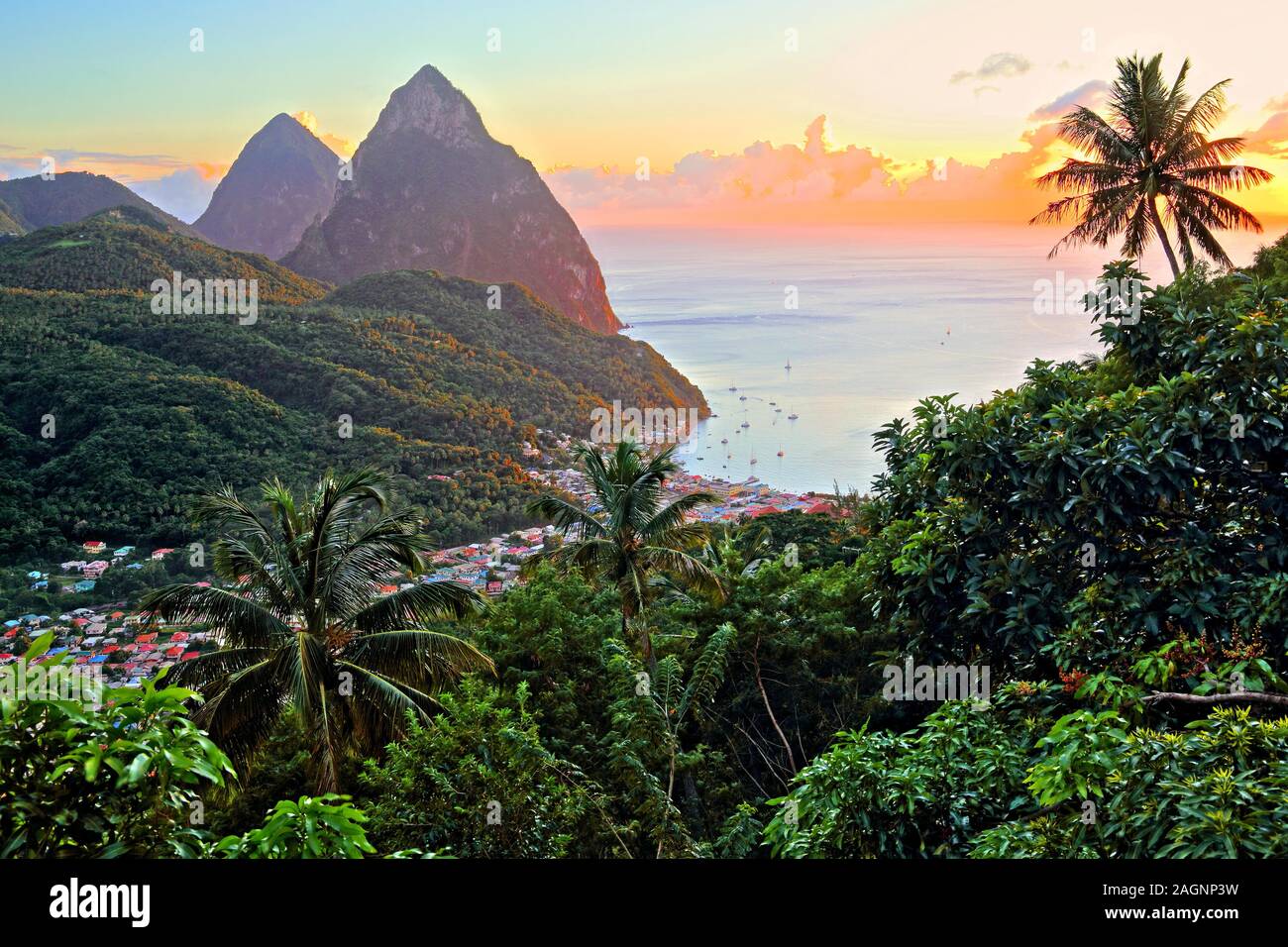 Tropische Landschaft mit Blick auf das Dorf und die beiden Pitons, Gros Piton und Petit Piton 770 m 743 m, Abendsonne, Soufriere, St. Lucia, weniger Stockfoto