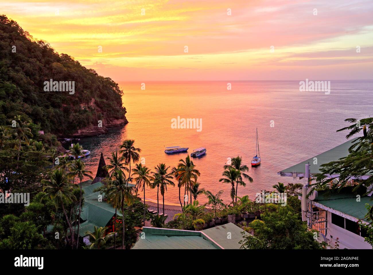 Bucht mit Palmen Strand von Anse Chastenet Hotel bei Sonnenuntergang, Soufriere, St. Lucia, Kleine Antillen, Karibik, Karibische Inseln Stockfoto
