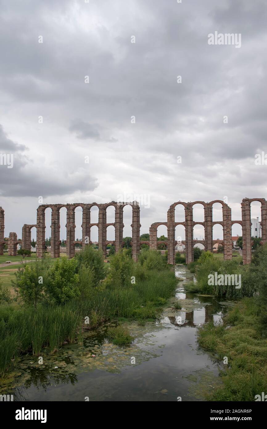 Ruinen des antiken römischen Aquädukts in der Stadt Merida, spanien Stockfoto