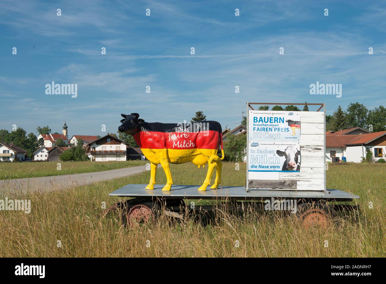 Bayern, Deutschland - Juli 20, 2019; Kuh Statue in den Farben der Flagge von Deutschland, ein Protest gegen die niedrigen Milchpreise Stockfoto