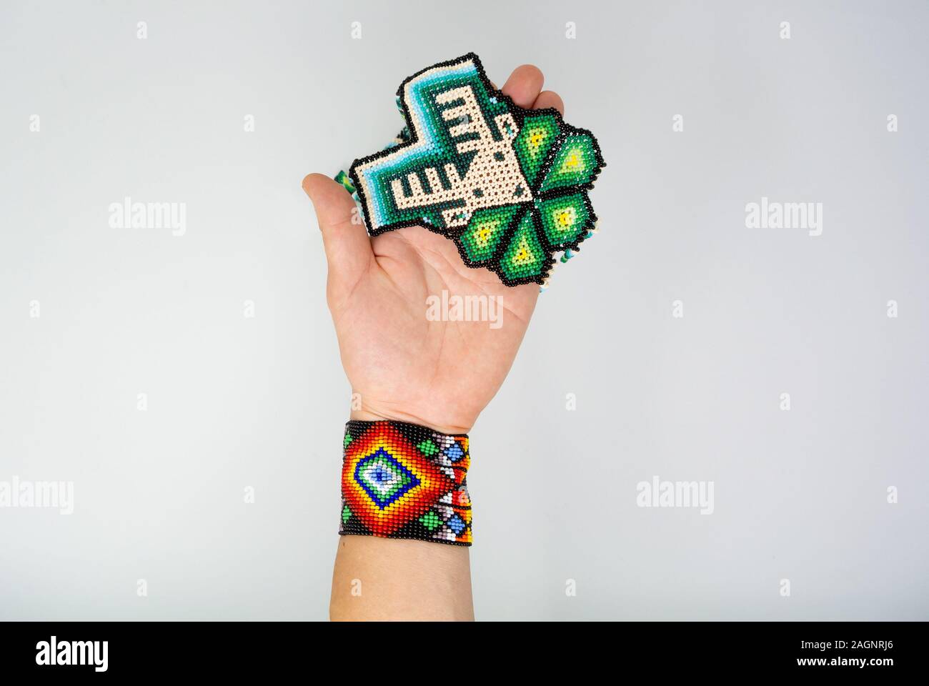 Huichol Perlen Halskette auf einem Palm, Raupe, Kunst Stockfoto