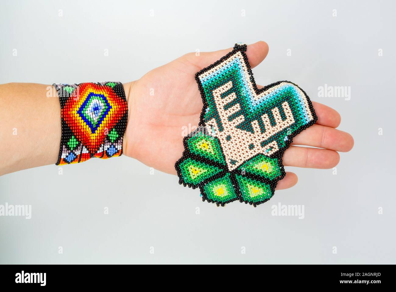 Abstrakt, Kunst, Kultur, Kunst und Kunsthandwerk, authentisch, Raupe, Perlarbeit, schöne, Armband, Farbe, bunt, Farben, Handwerk, Handwerker, Schöpfung, kreativ, c Stockfoto