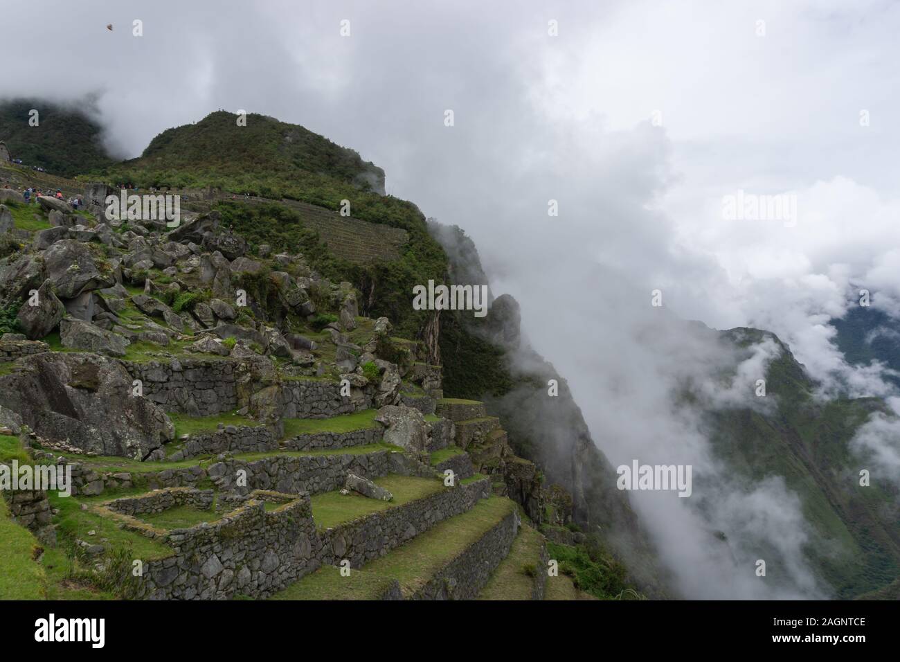 Die atemberaubende Schönheit der Natur und das Geheimnis der archäologischen Stätte in Machu Picchu schaffen eine magische Mischung von Realität mit der Beispiellosen. Stockfoto