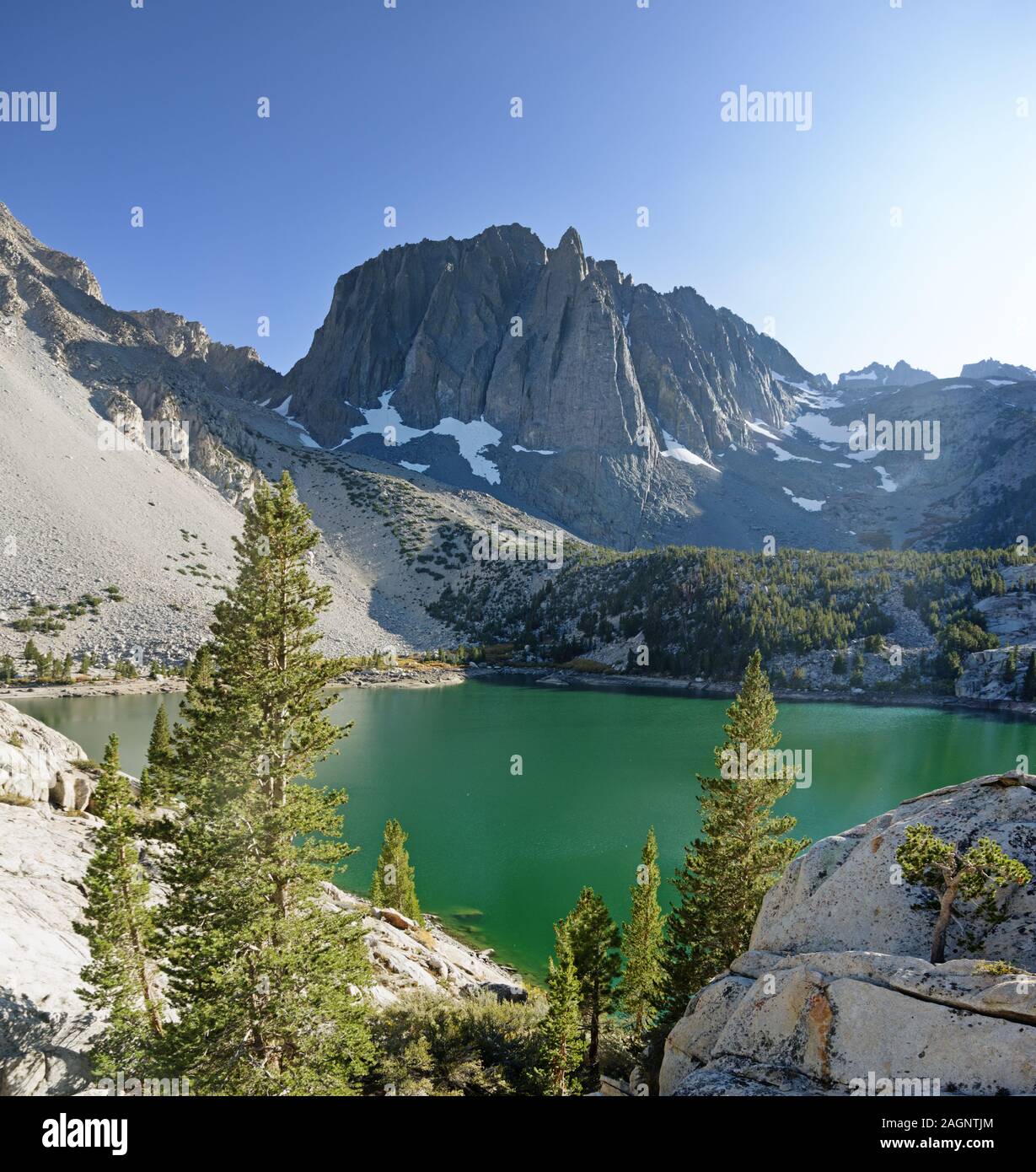 Dritte See und Tempel Felsen in den Bergen der Sierra Nevada Stockfoto