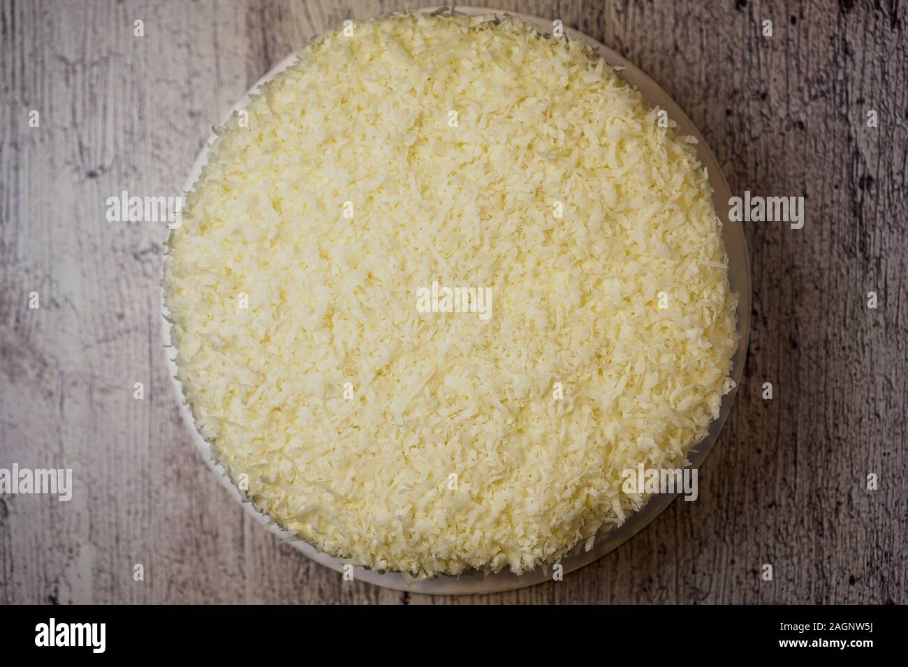 Blick von oben auf eine Kokosnuss Kuchen auf einem Tisch Stockfoto