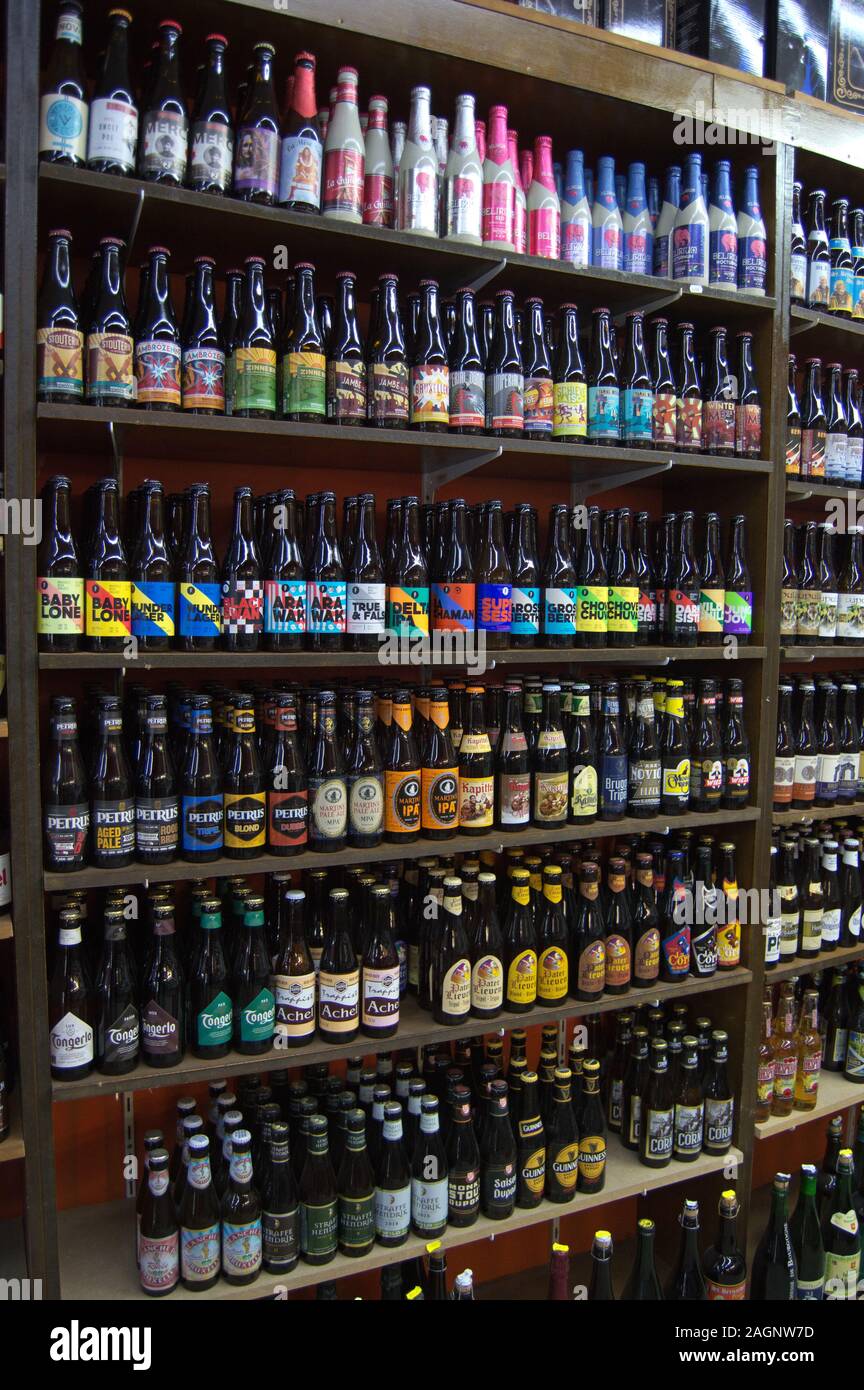 Bierflaschen in einem Geschäft in Brüssel, Belgien Stockfoto