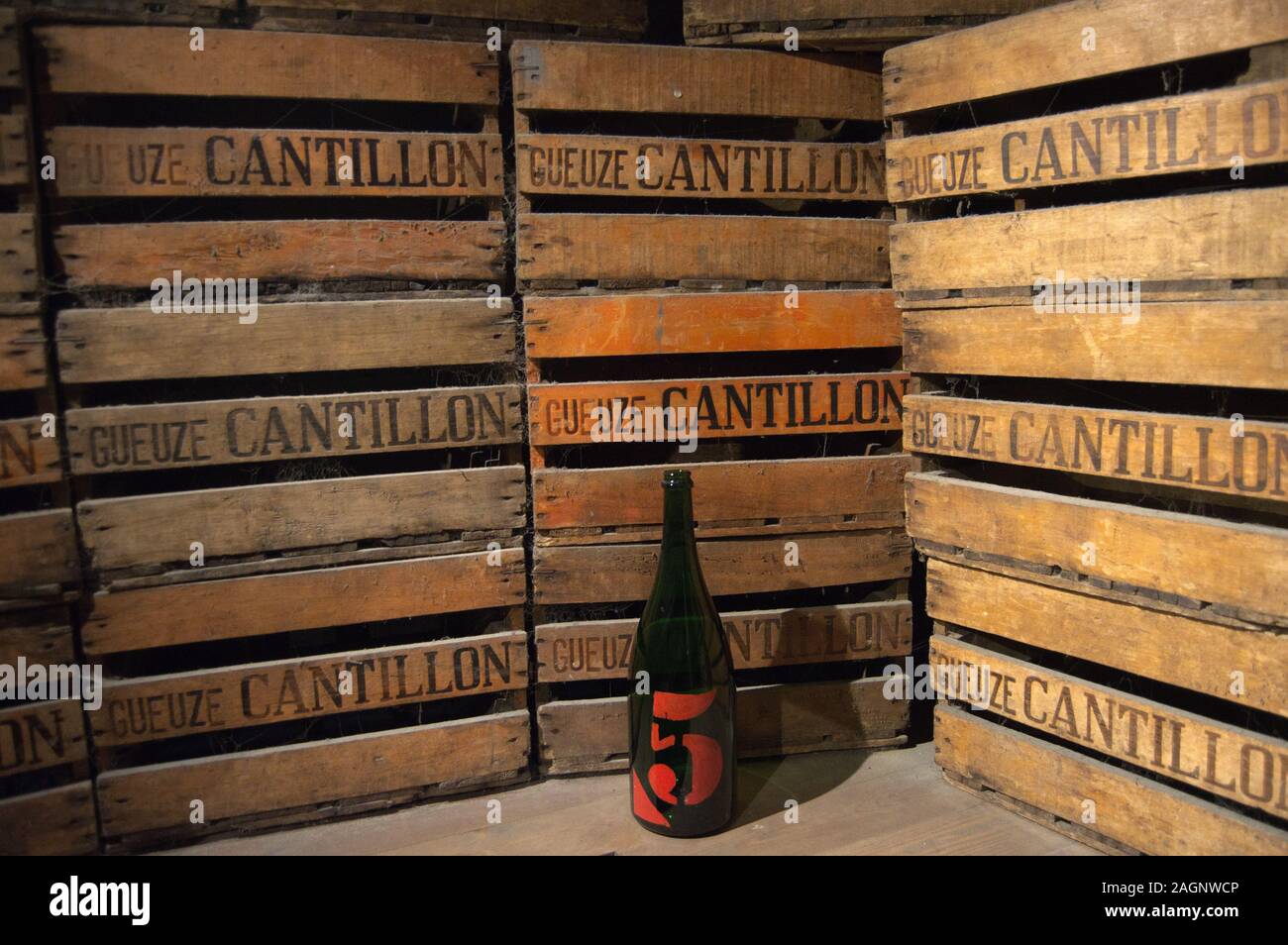 Kästen und Flaschen in der Brasserie Cantillon, Brüssel, Belgien Stockfoto