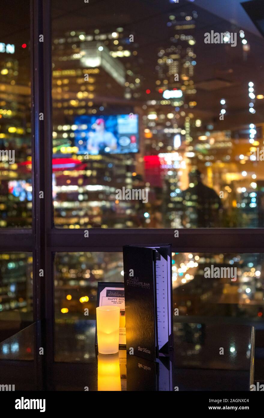 Getränke Menü auf einem Tisch im Stadtbild Bar im Holiday Inn Chicago-Mart PLAZA River North, die Lichter der Stadt hinter sich, Chicago, USA Stockfoto
