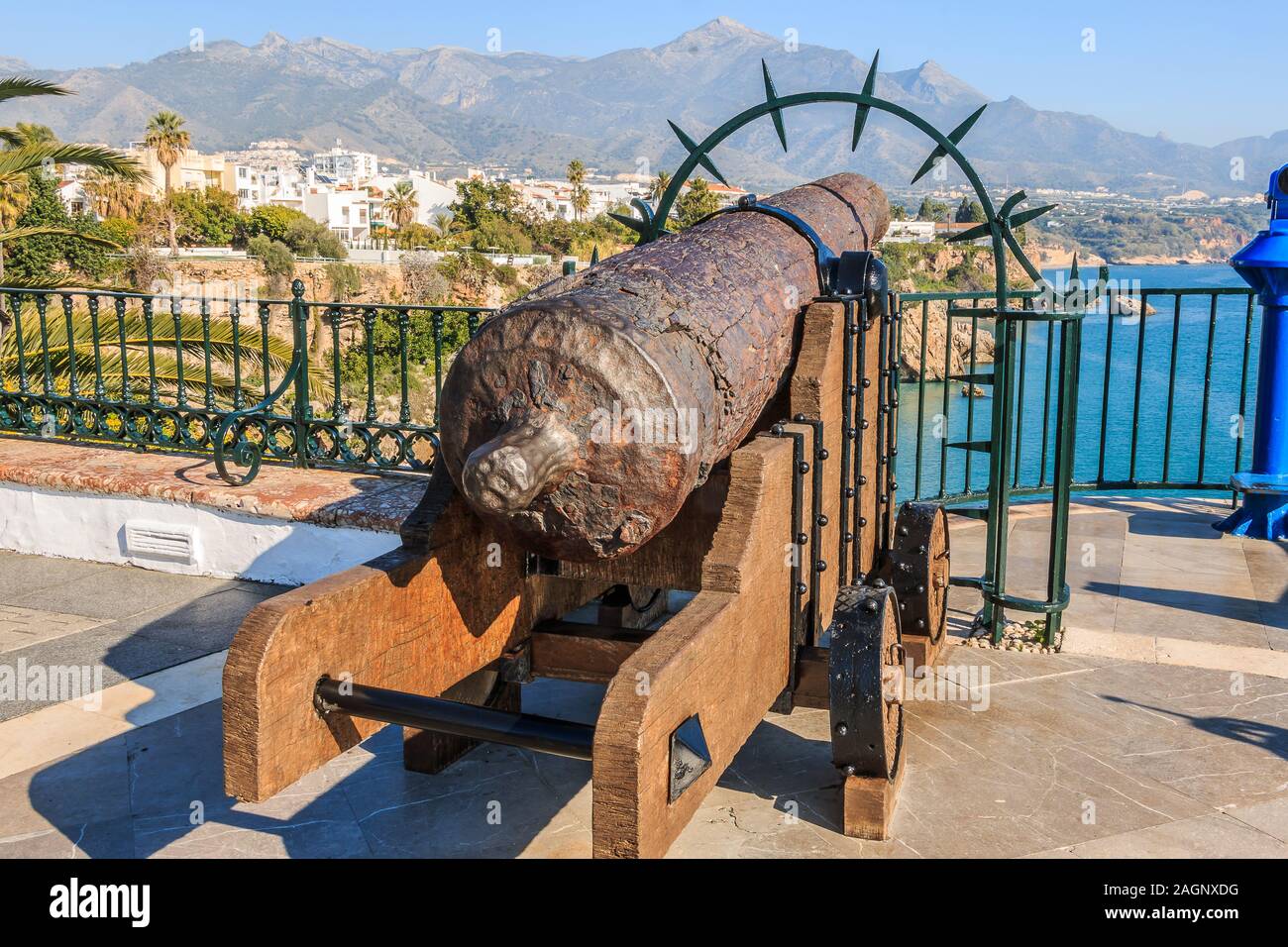Punkt von Interesse vom Balkon aus Europa an der Spanischen Küste von Nerja. Alte historische Kanone an der Costa del Sol mit Blick auf das Mittelmeer Stockfoto