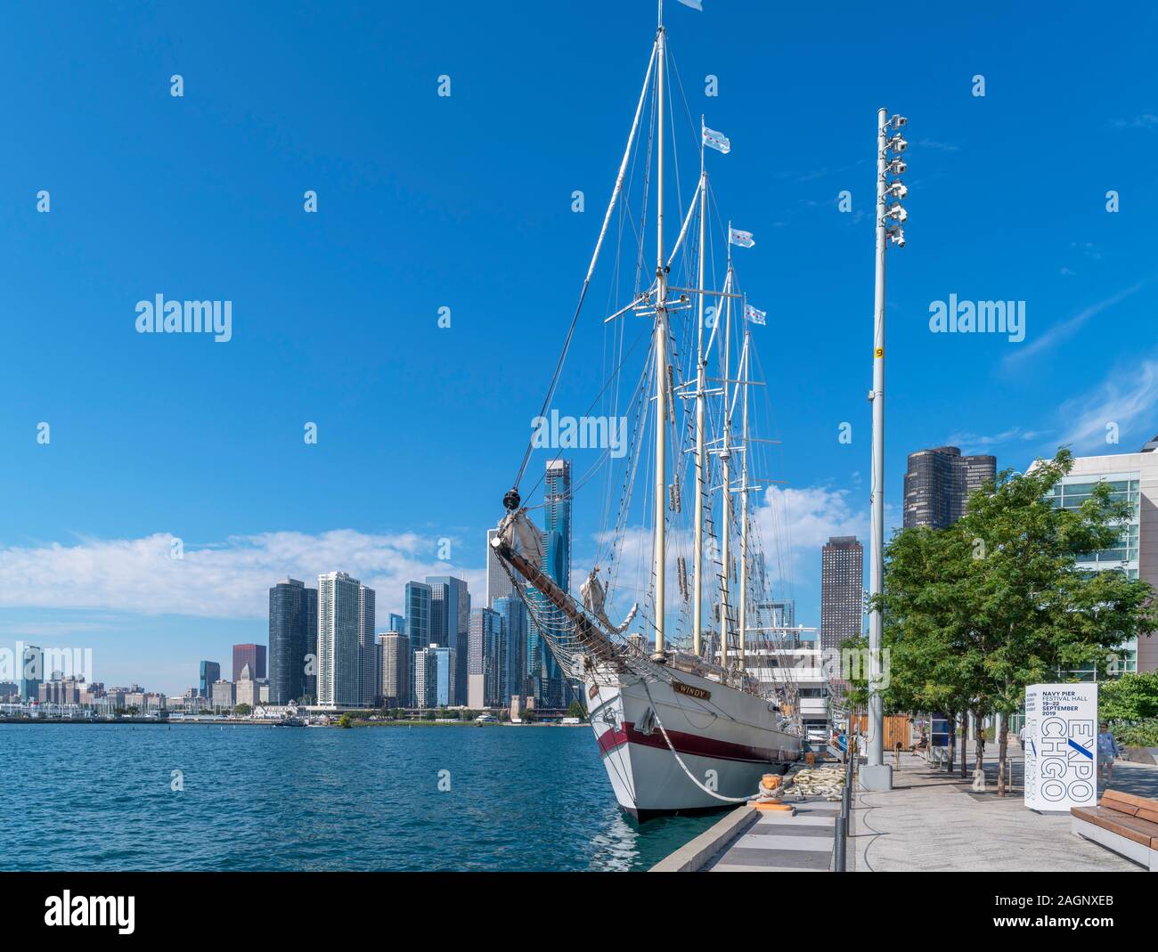 Die Chicago Skyline vom Navy Pier mit dem Segelschiff windig im Vordergrund, Chicago, Illinois, USA. Stockfoto
