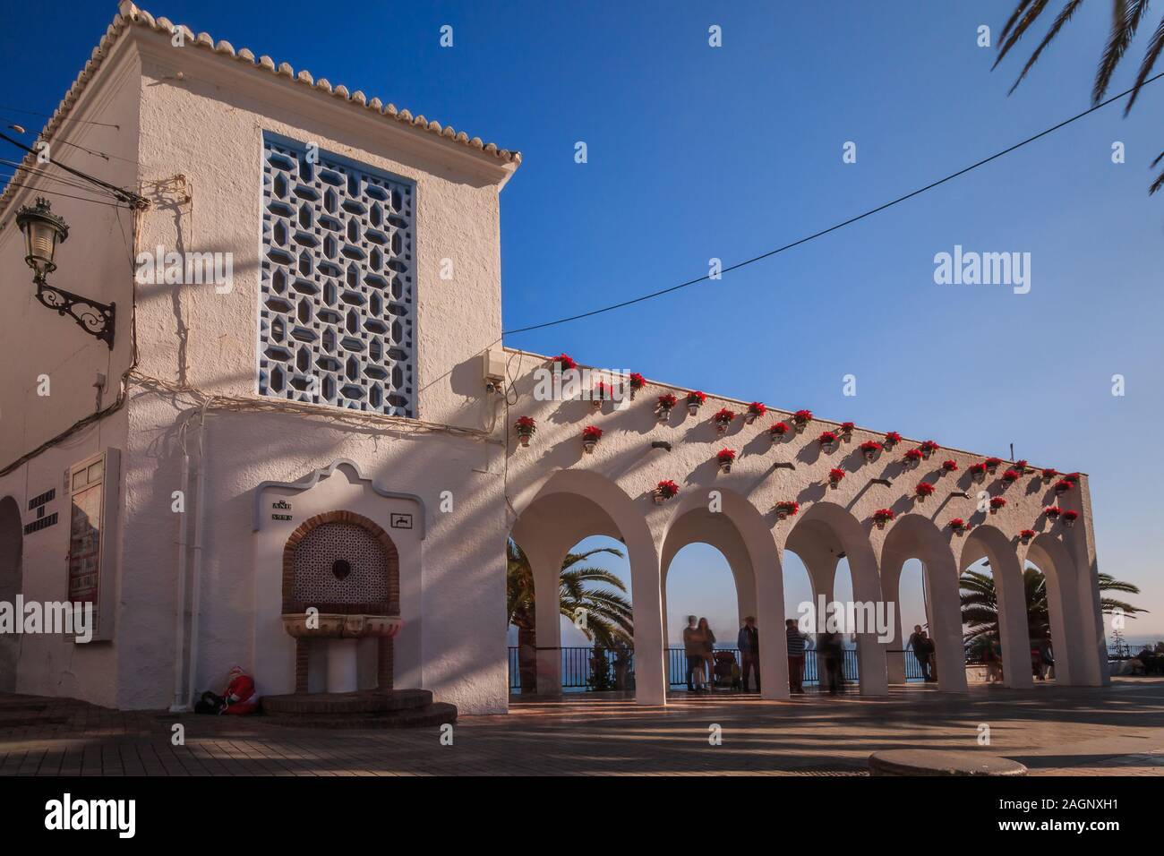 Haus in Nerja auf dem Weg zum Balcón de Europa. Haus mit Bögen und Blumentöpfe an der Wand und auf den Fluren mit Blick auf das Mittelmeer. Coastlin Stockfoto