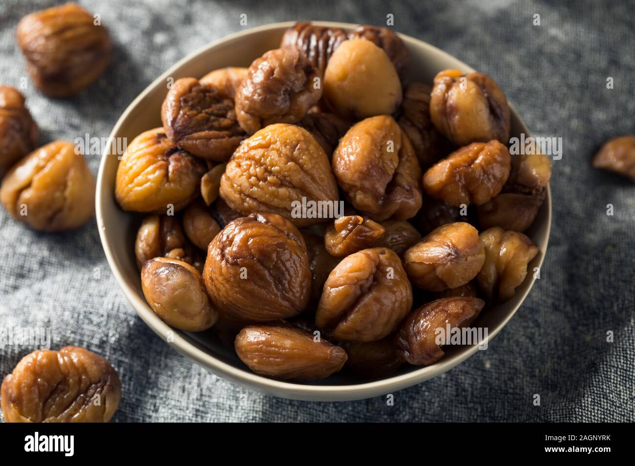 Organische ohne Schale gebratene Kastanien in eine Schüssel geben. Stockfoto