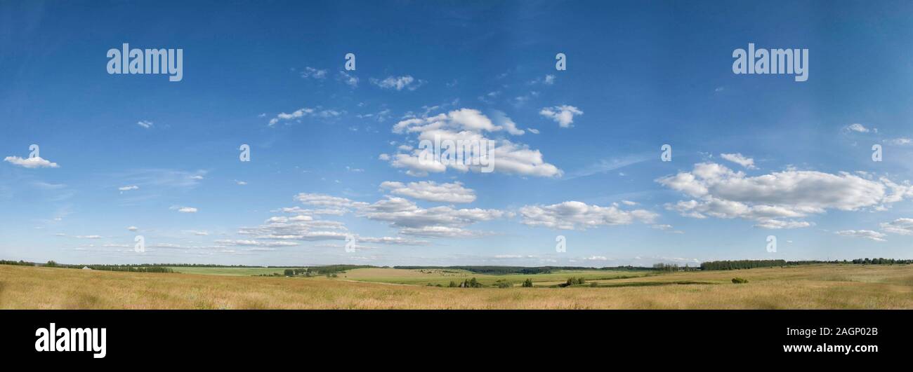 Panoramablick Sommer Landschaft mit Feldern, blauer Himmel und weiße Wolken Stockfoto