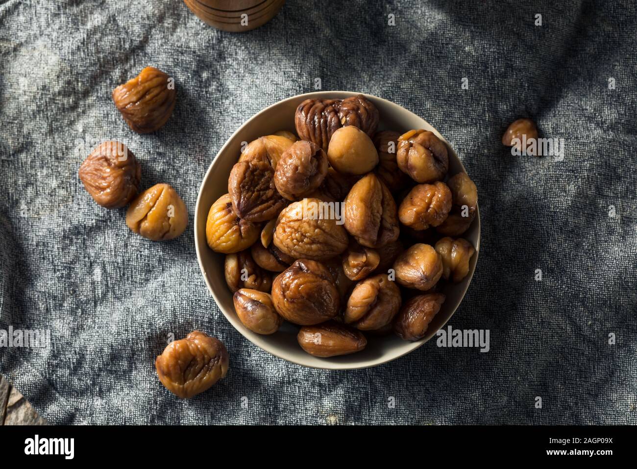 Organische ohne Schale gebratene Kastanien in eine Schüssel geben. Stockfoto