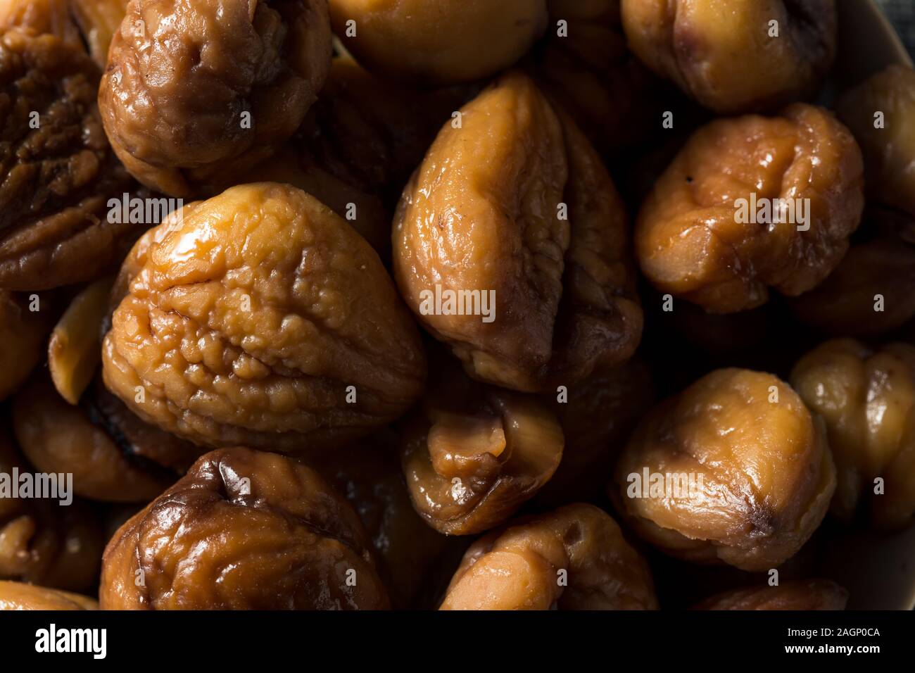 Organische ohne Schale gebratene Kastanien in eine Schüssel geben. Stockfoto