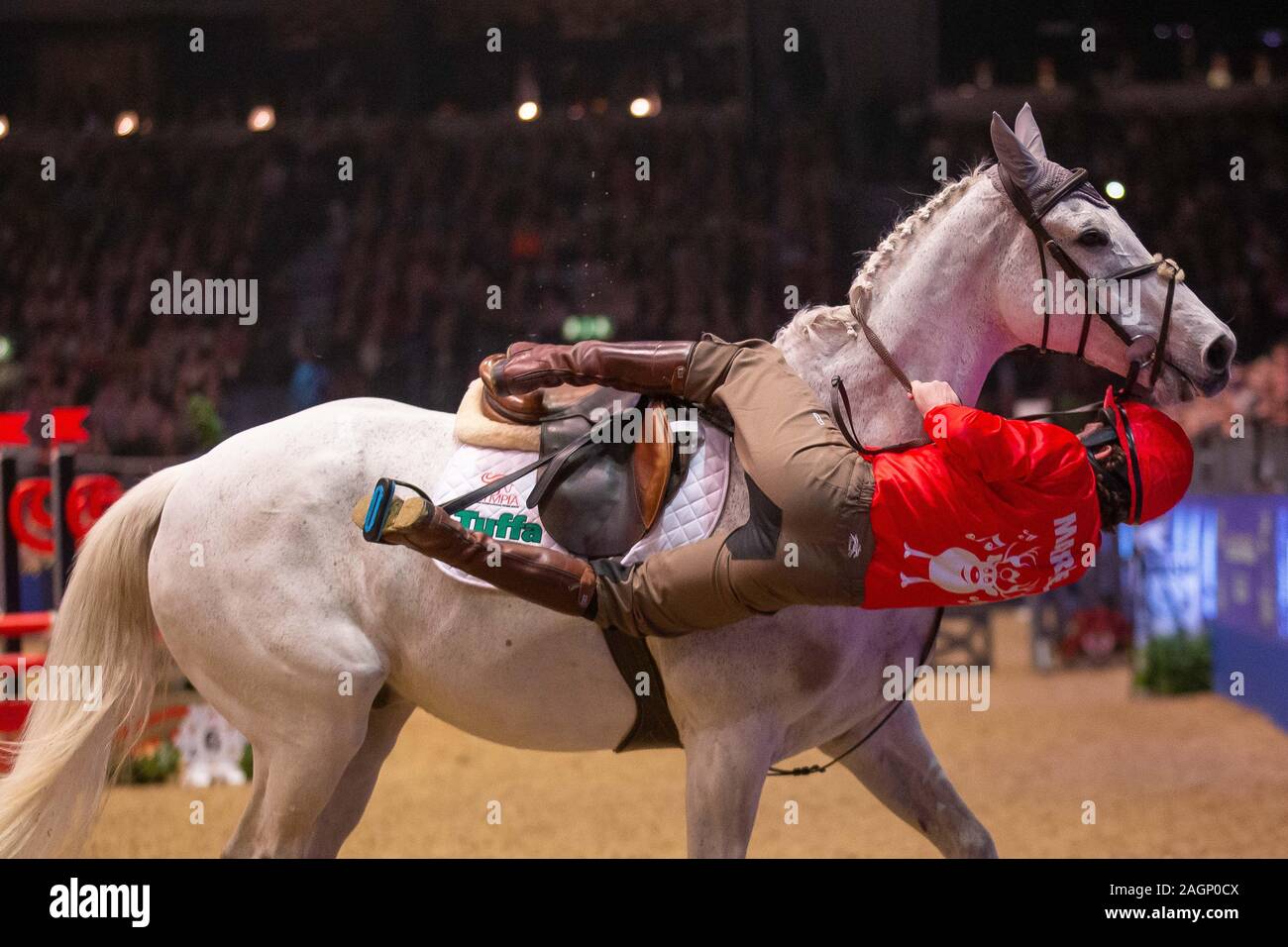 London. Vereinigtes Königreich. 20. Dezember 2019. Springen. Sir Anthony "AP" McCoy fällt in der Markel Jockeys Springen zugunsten des Verletzten Jockeys Fonds an der London International Horse Show. Kredit Elli Birke/SIP-Foto Agentur/Alamy leben Nachrichten. Stockfoto