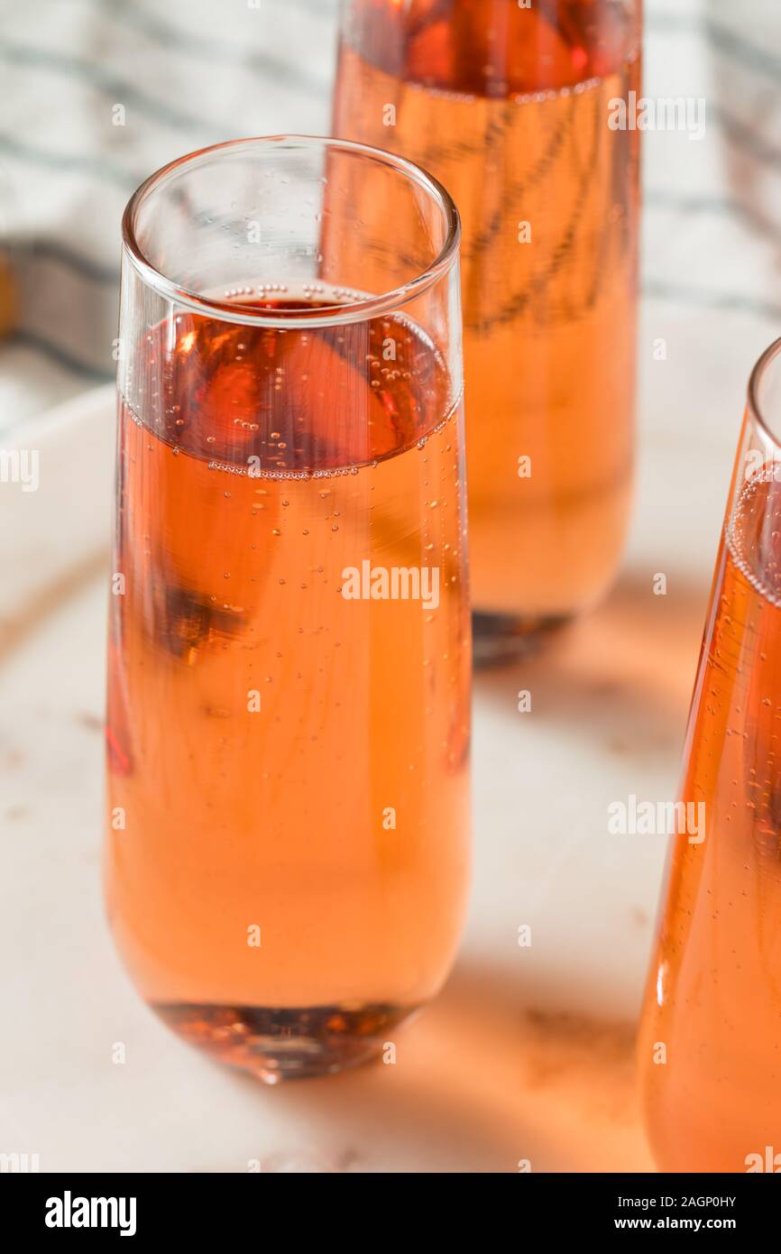 Funkelnde rote Rose Champagner im Glas Stockfoto