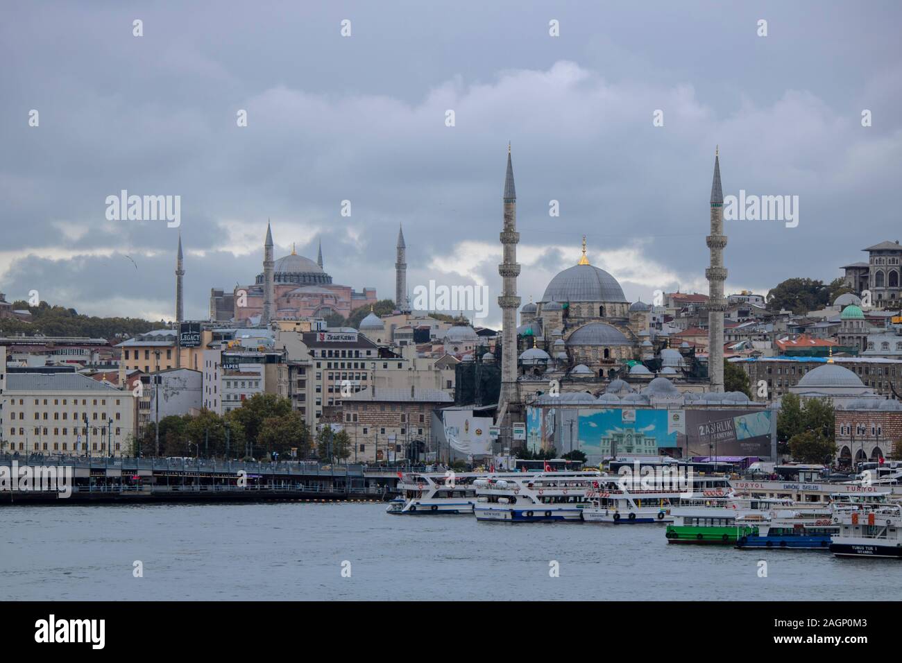 Istanbul, Türkei - Oktober -5.2019: Die Moschee im Stadtteil Eminönü und Boote Verkauf von gegrilltem Fisch. Auf der linken Seite ist ein Teil der Galata-brücke. Stockfoto