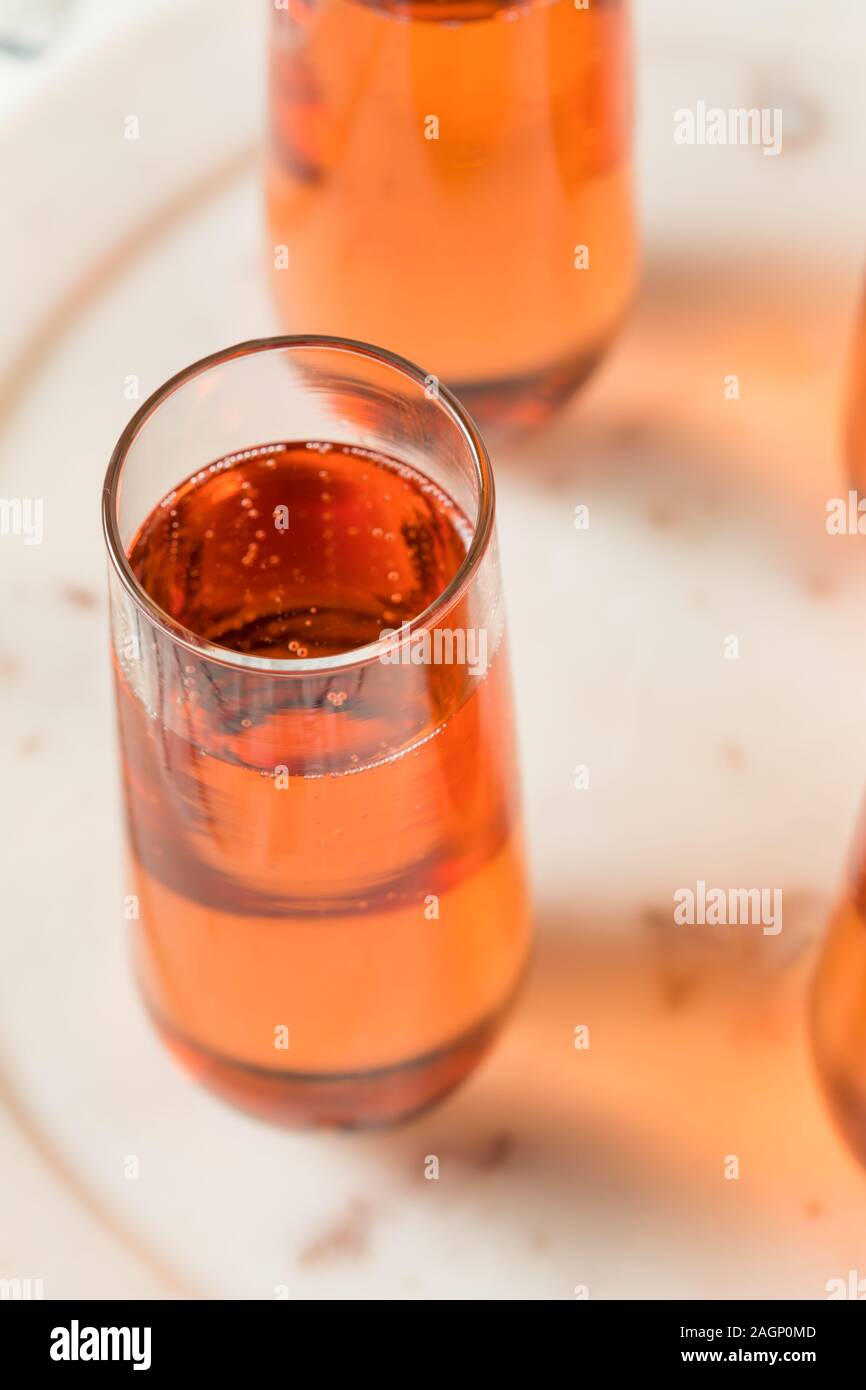 Funkelnde rote Rose Champagner im Glas Stockfoto