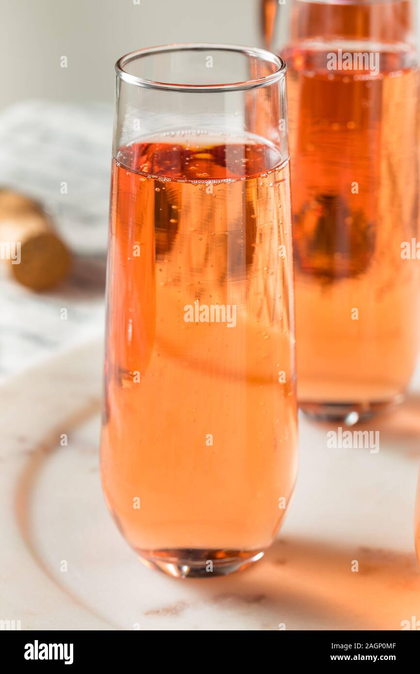 Funkelnde rote Rose Champagner im Glas Stockfoto