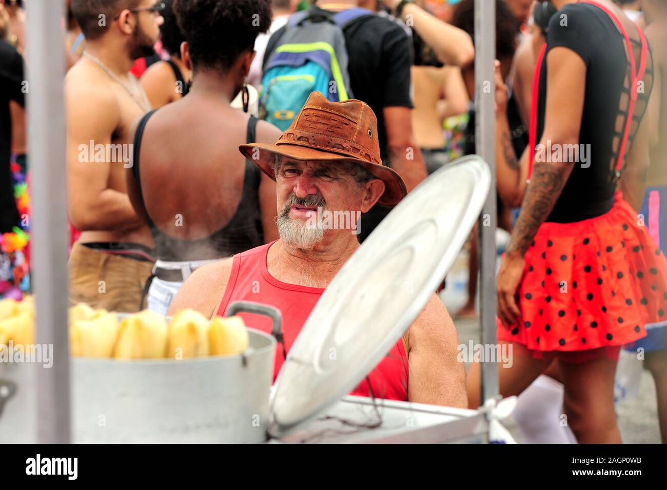 Südamerika, Brasilien - 3. März, 2019: der Mann, der den Verkauf von gekochten Mais während eines Karneval Street Parade in Rio de Janeiro. Stockfoto