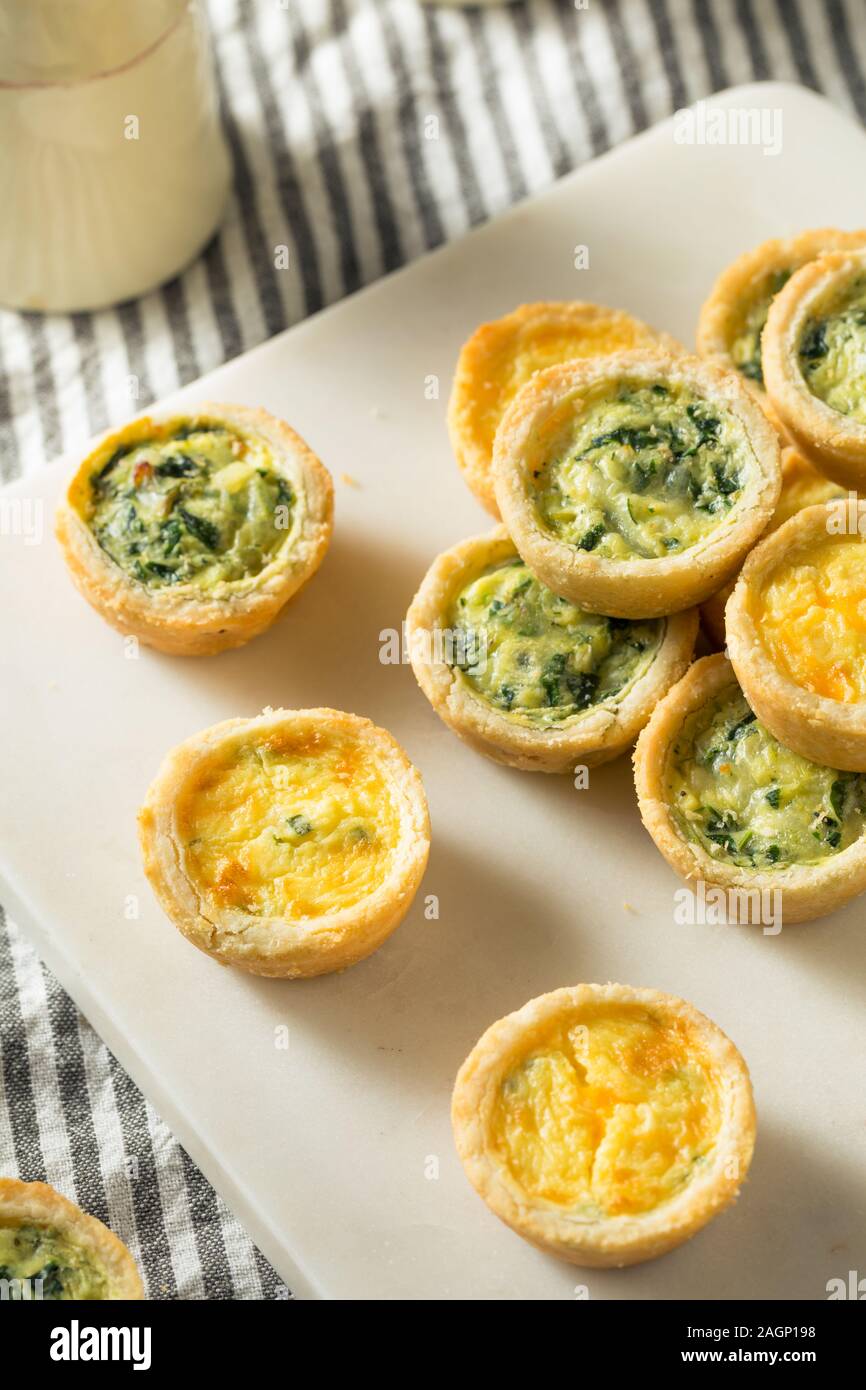 Hausgemachte Mini Ei Quiches mit Spinat und Feta Stockfoto